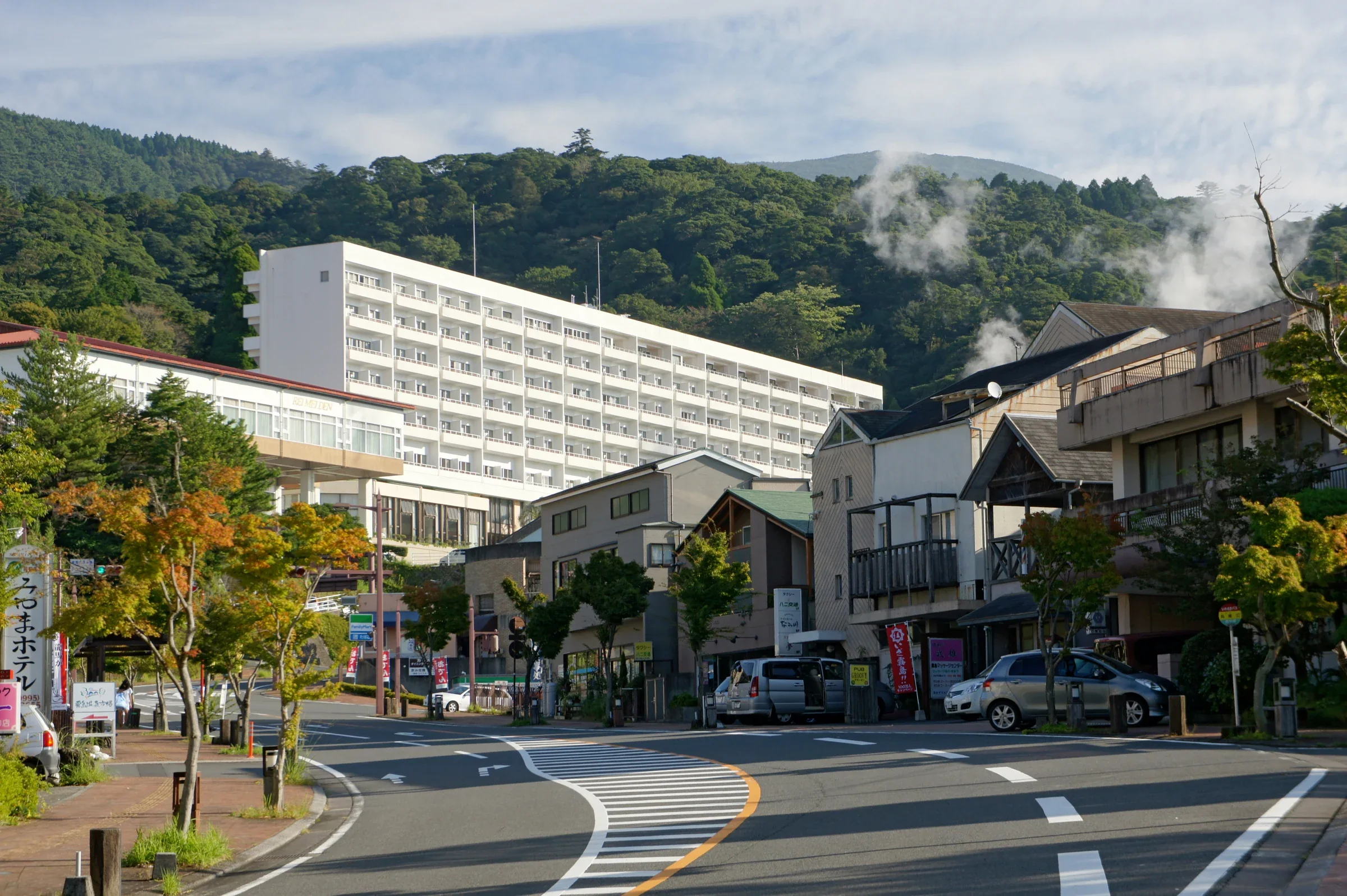 丸尾溫泉街的旅館、店舖、山林與路邊蒸氣