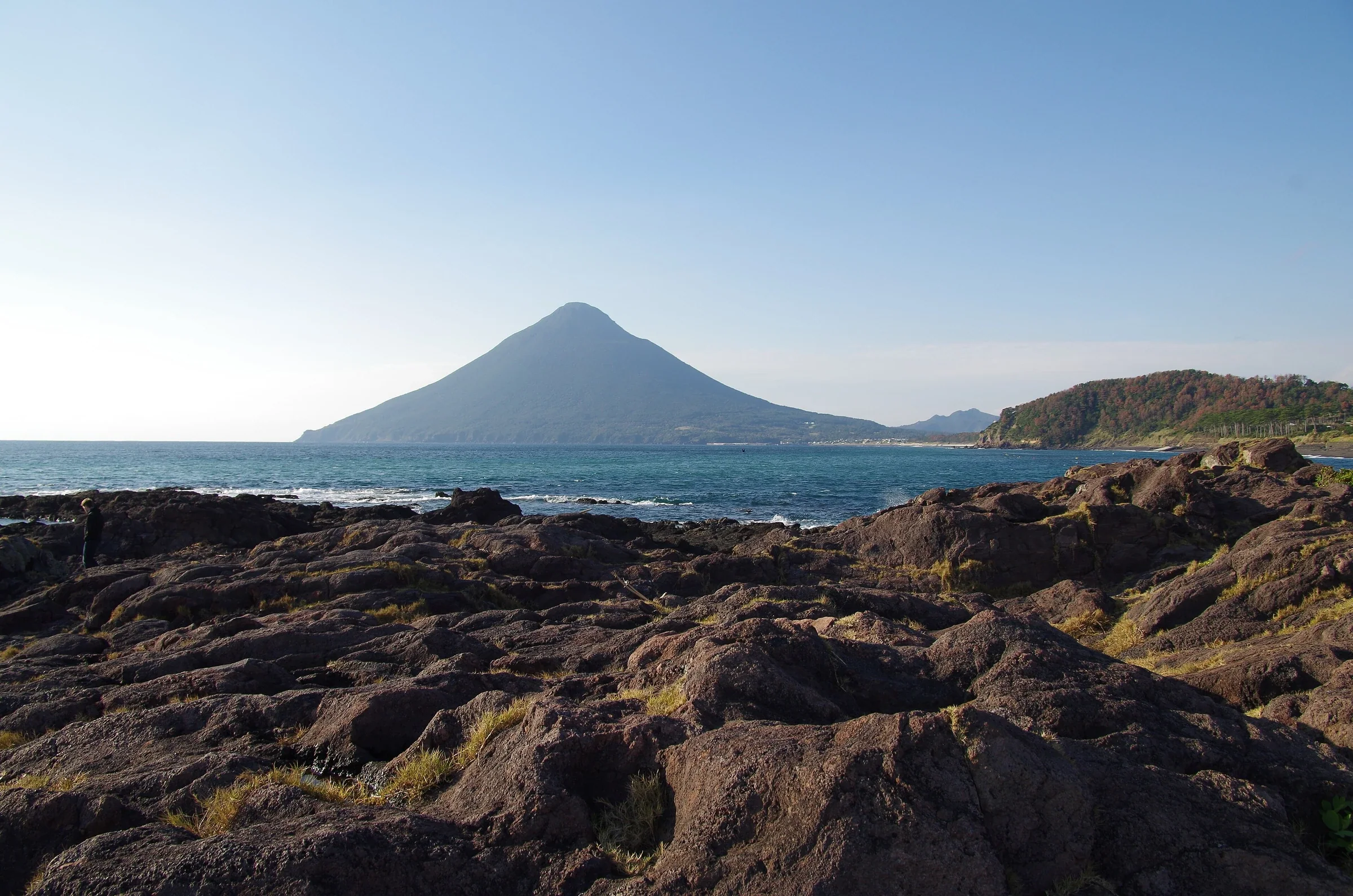由長崎鼻海岸望向開聞岳