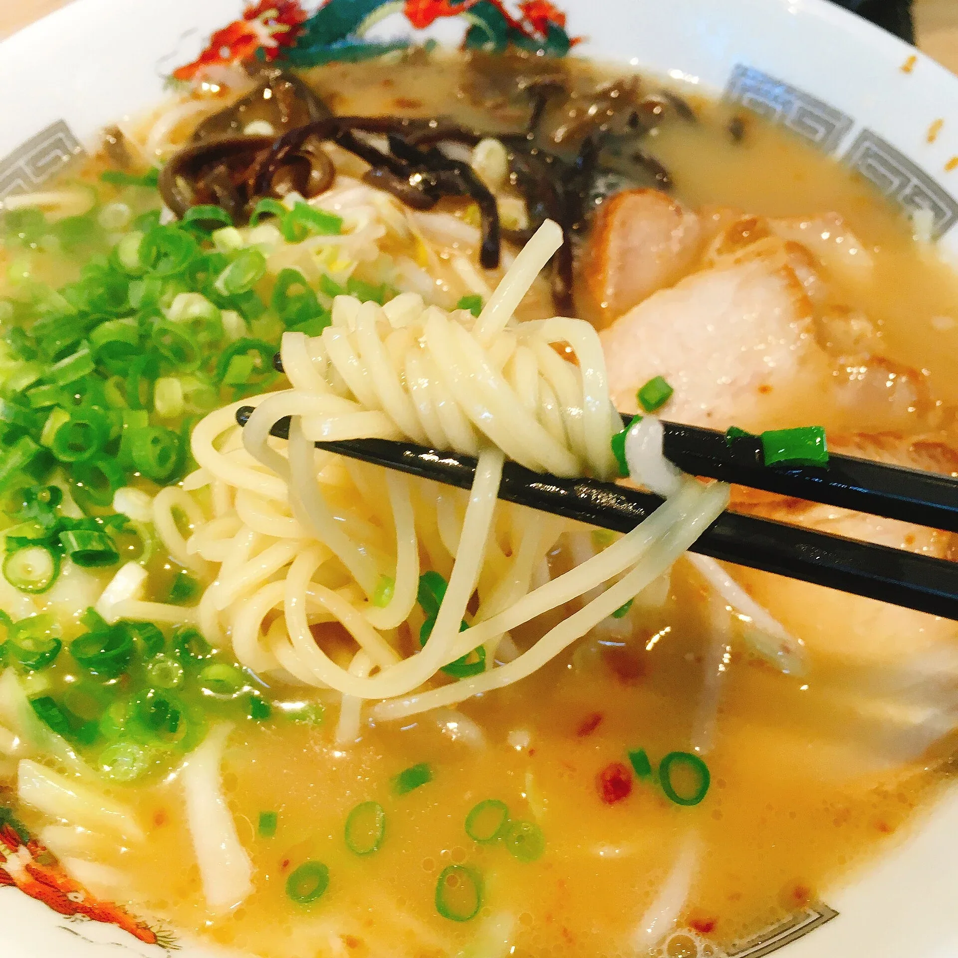鹿兒島天文館小金太拉麵，豚骨湯麵配蔥與叉燒