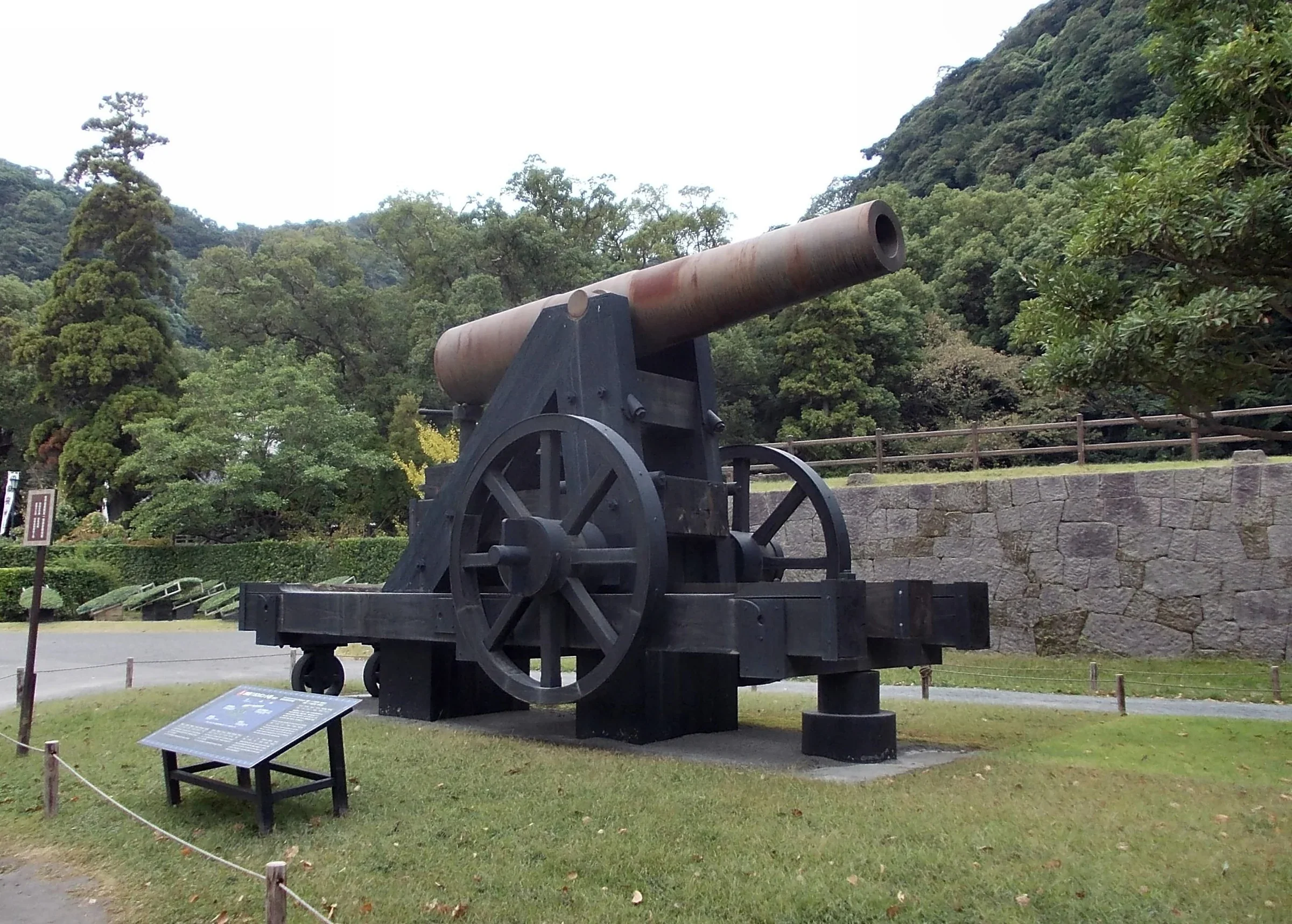 2012年10月仙巖園庭園內展示的大砲、石牆與灌木，非2026菊花祭展品