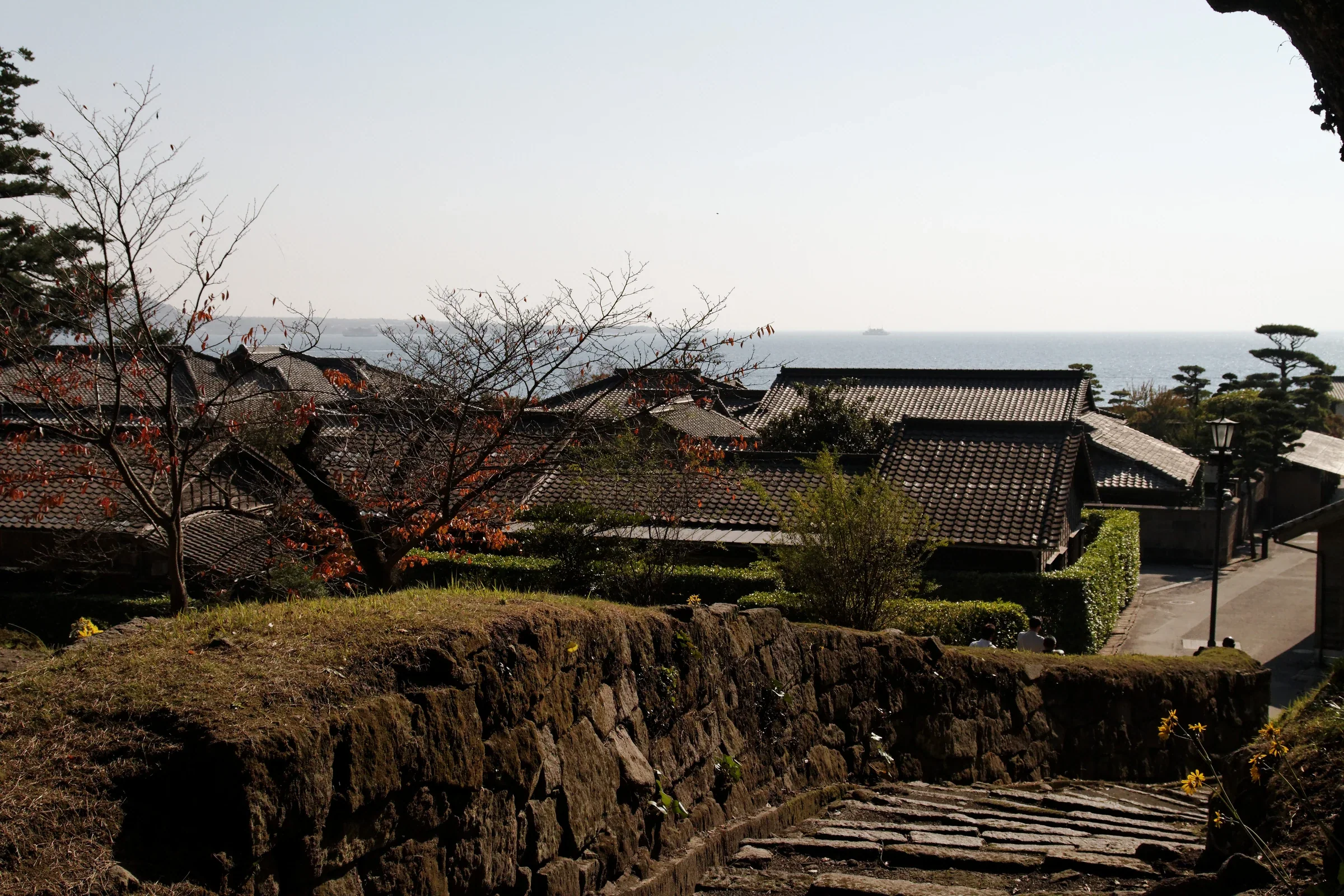 2009年11月仙巖園的石板路、階梯、建築屋頂與後方海灣，非2026賞菊動線