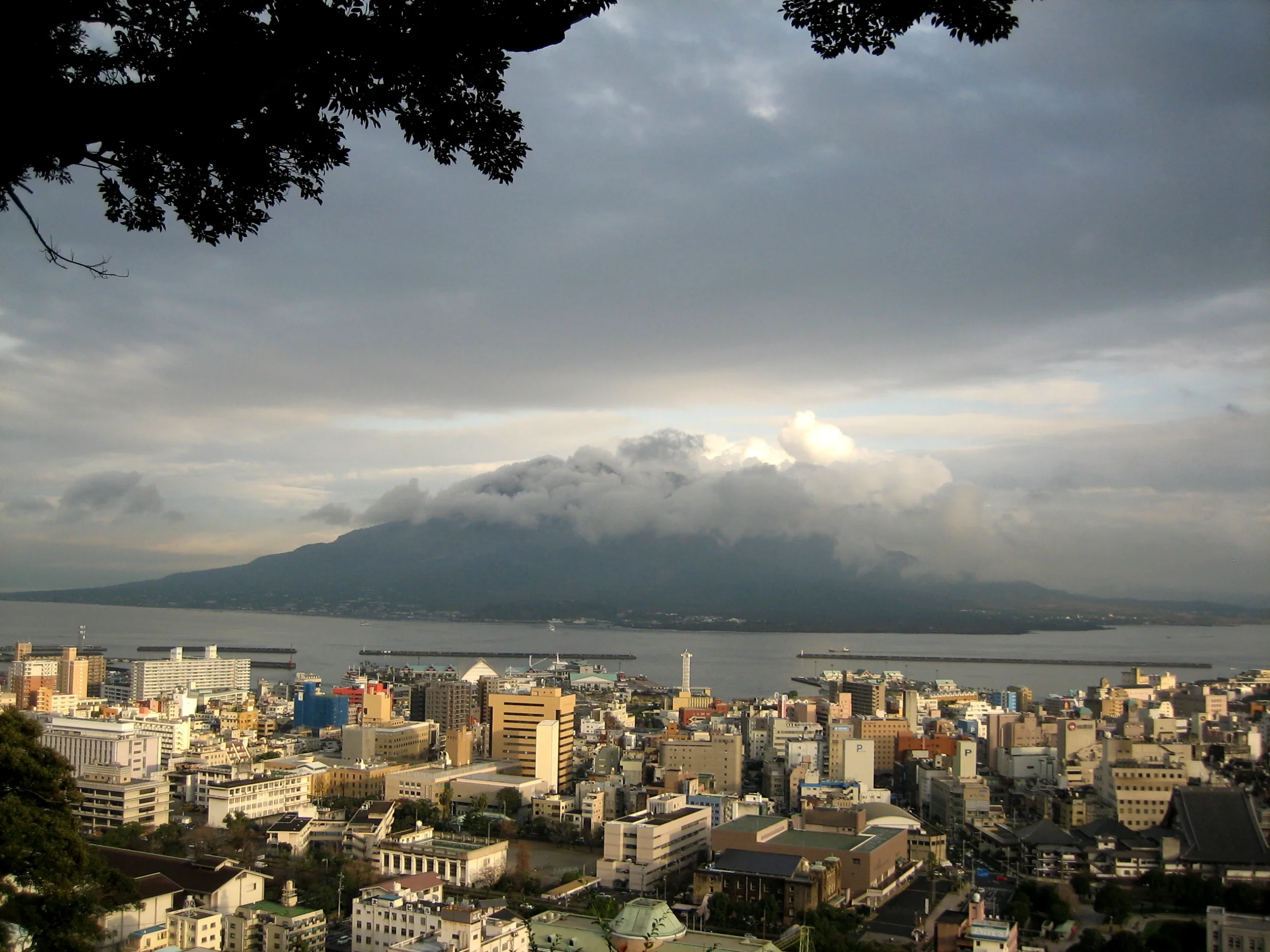 從城山展望台望向鹿兒島市街、錦江灣與被雲遮住部分的櫻島