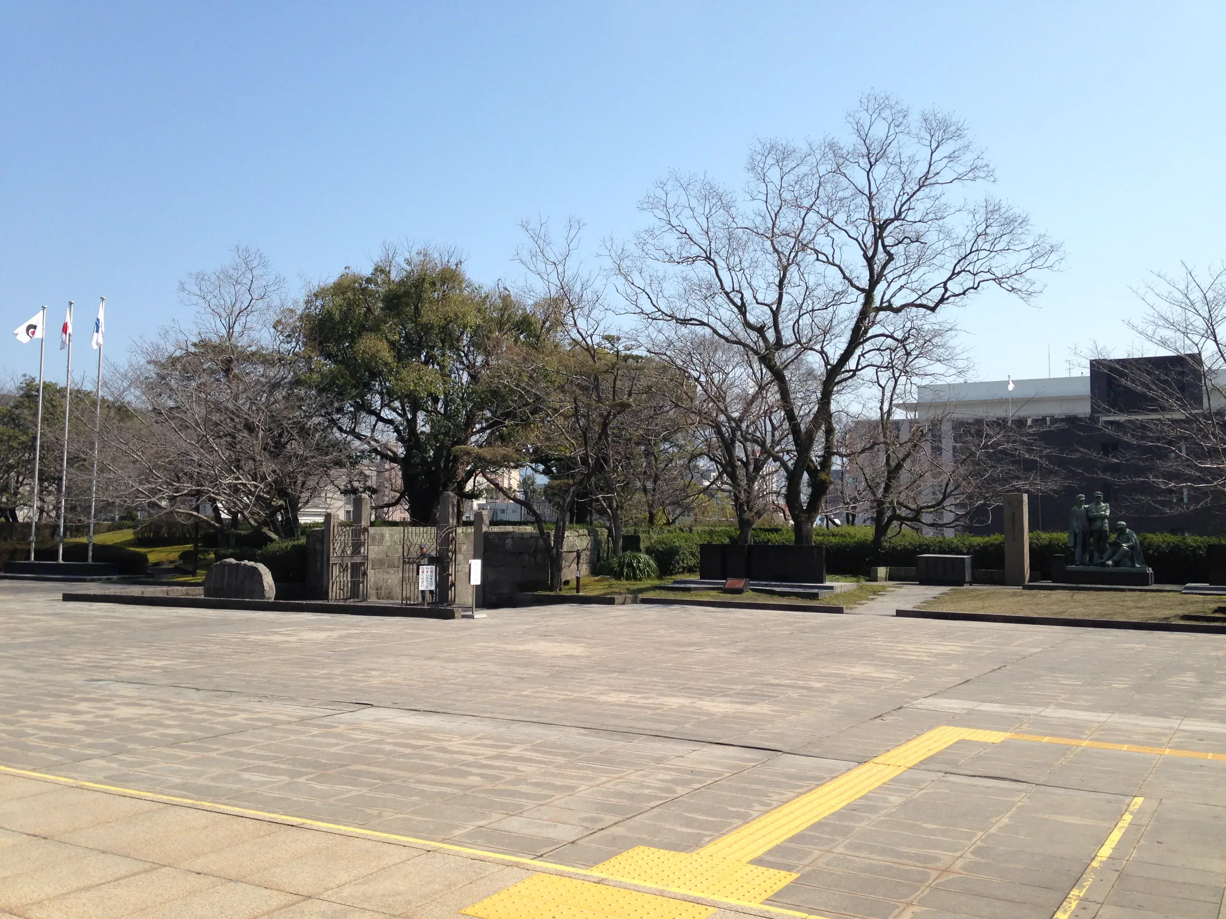黎明館前的廣場、城跡入口與一旁的石碑