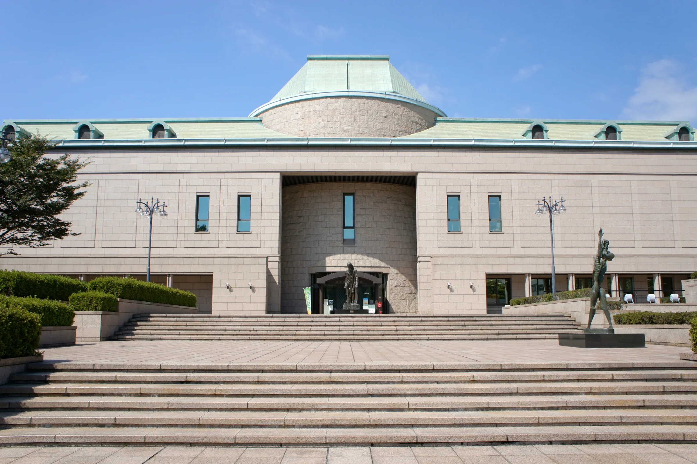 鹿兒島市立美術館正面入口與前方石階，晴天時庭前可見戶外雕塑