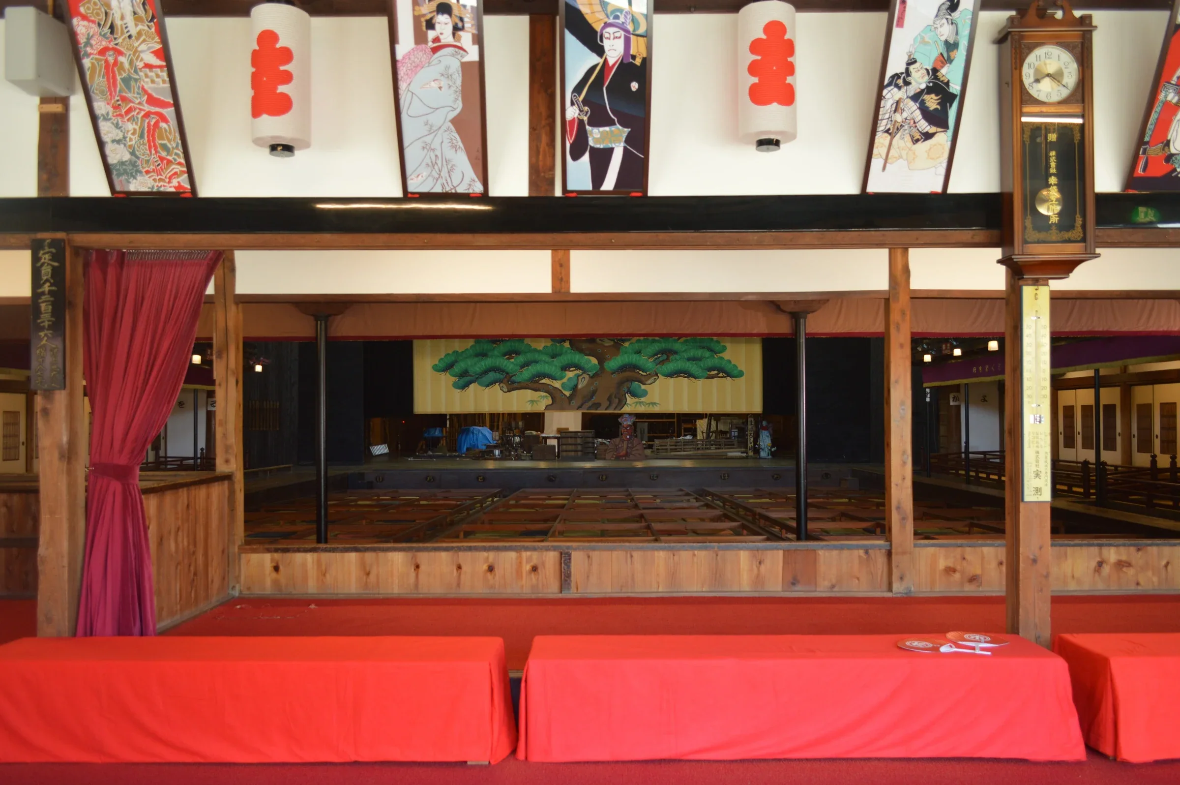嘉穗劇場內的木造舞台、松樹圖樣幕景與紅色座席