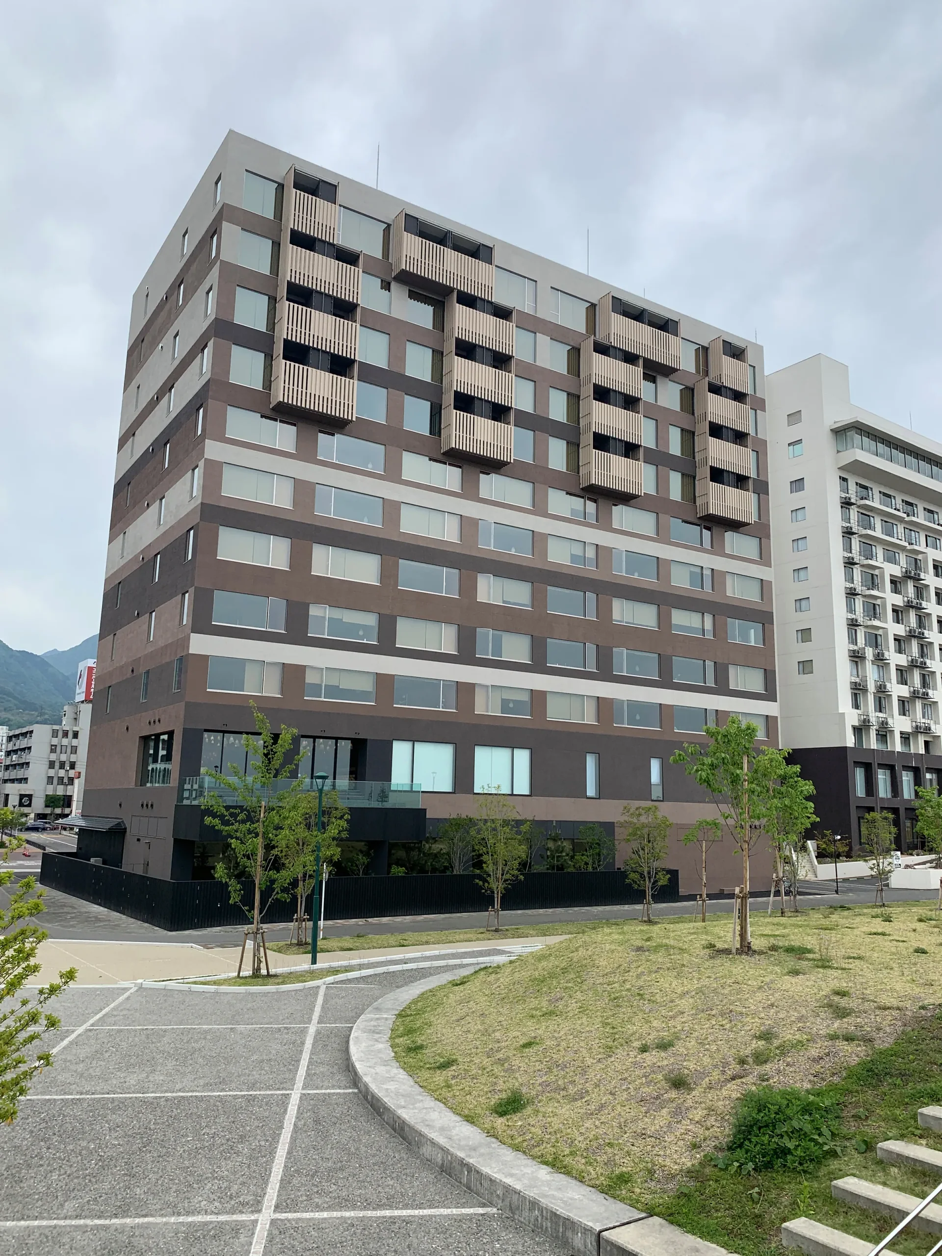 星野集團界別府的高層立面與木格柵
