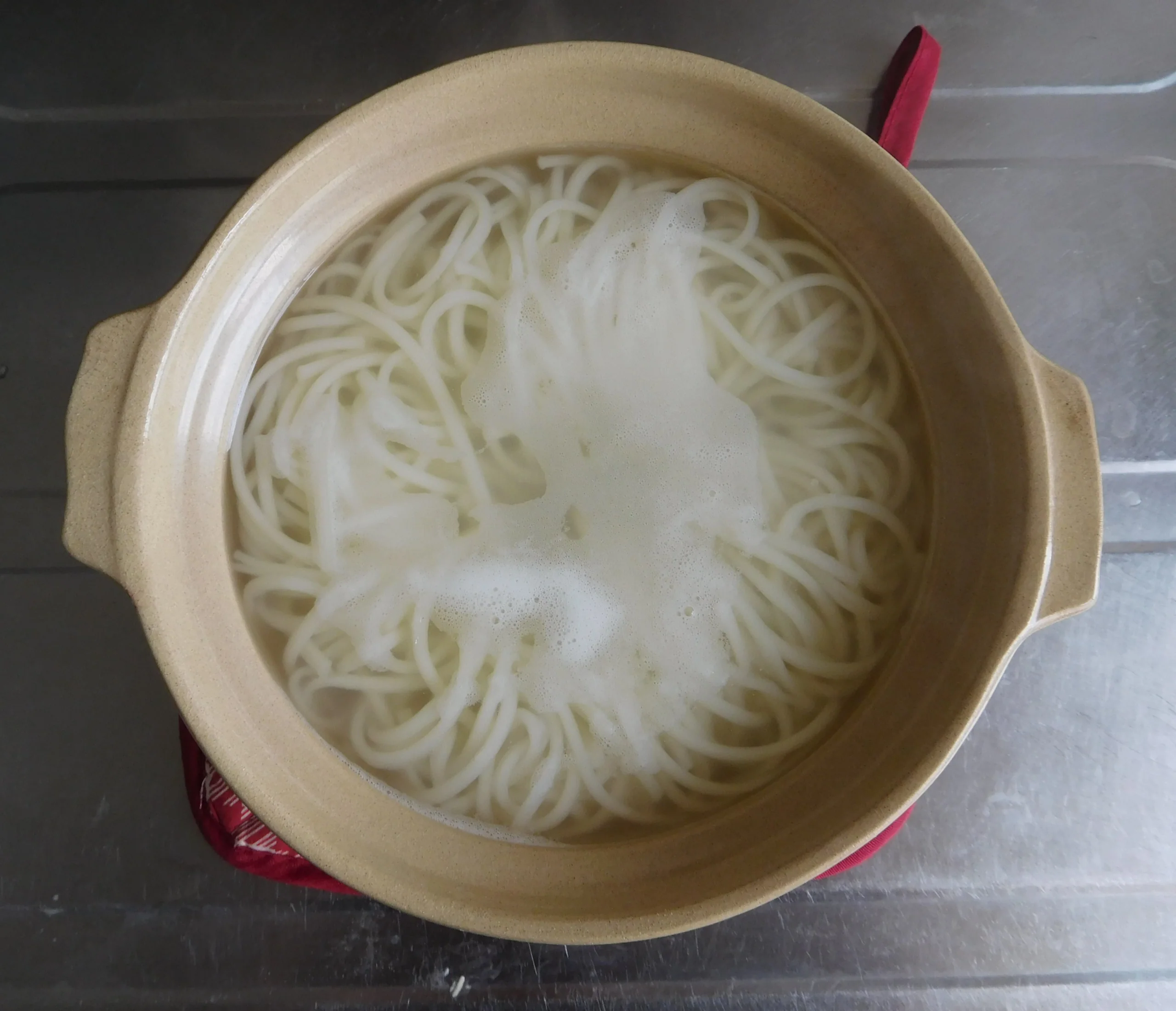 以土鍋盛裝的五島烏龍麵