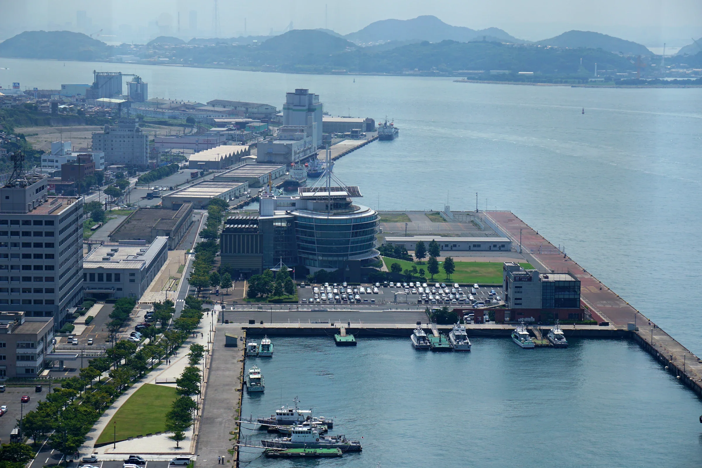 從高處俯瞰關門海峽博物館一帶港岸、停泊船隻與對岸山線