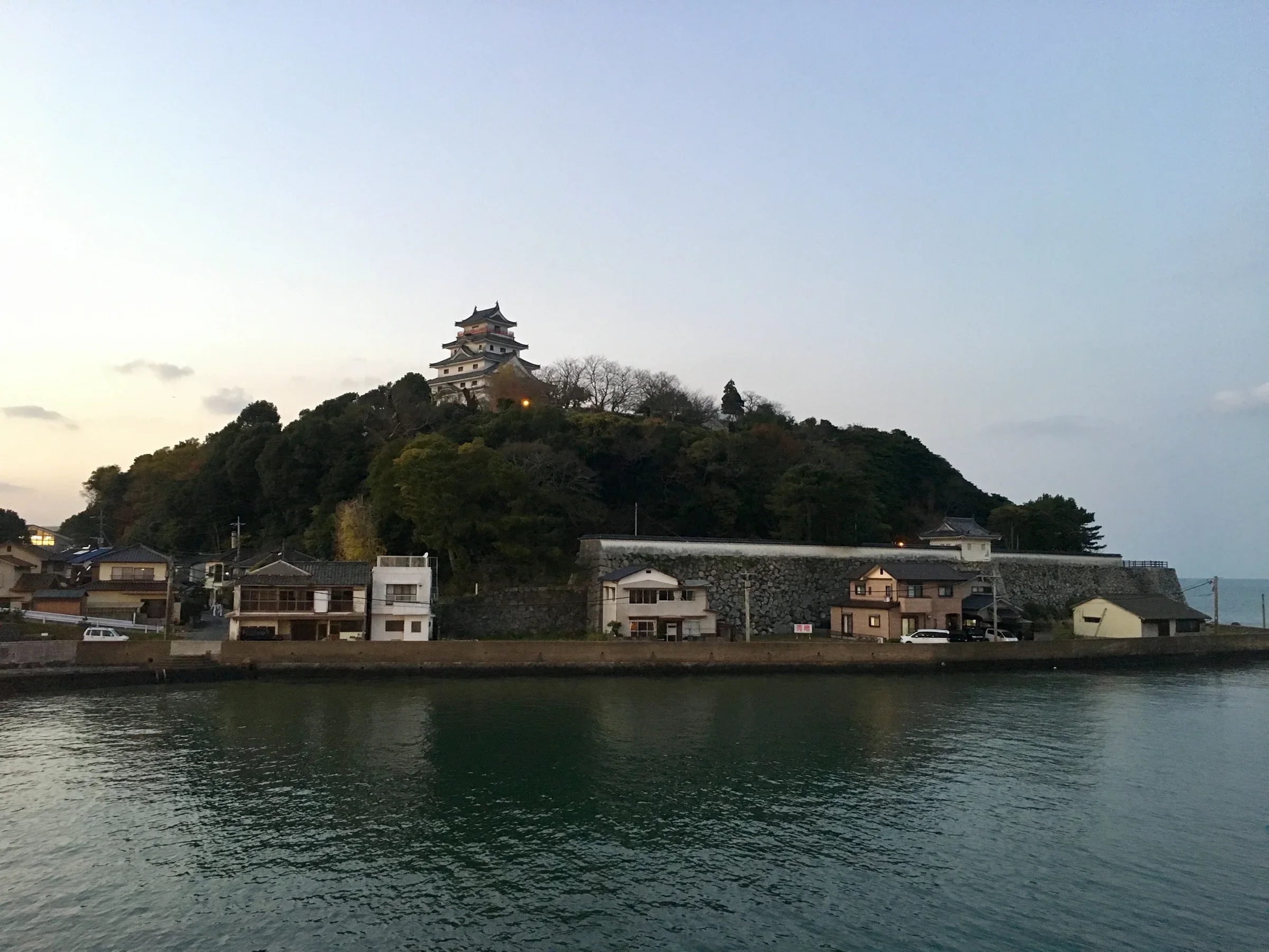 2016年12月9日17:27河岸的唐津城暮色與水面，非2026年活動場景