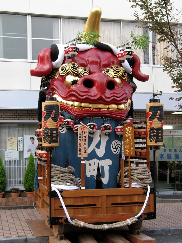 唐津くんち赤獅子曳山的紅色立體獅頭與鬃毛