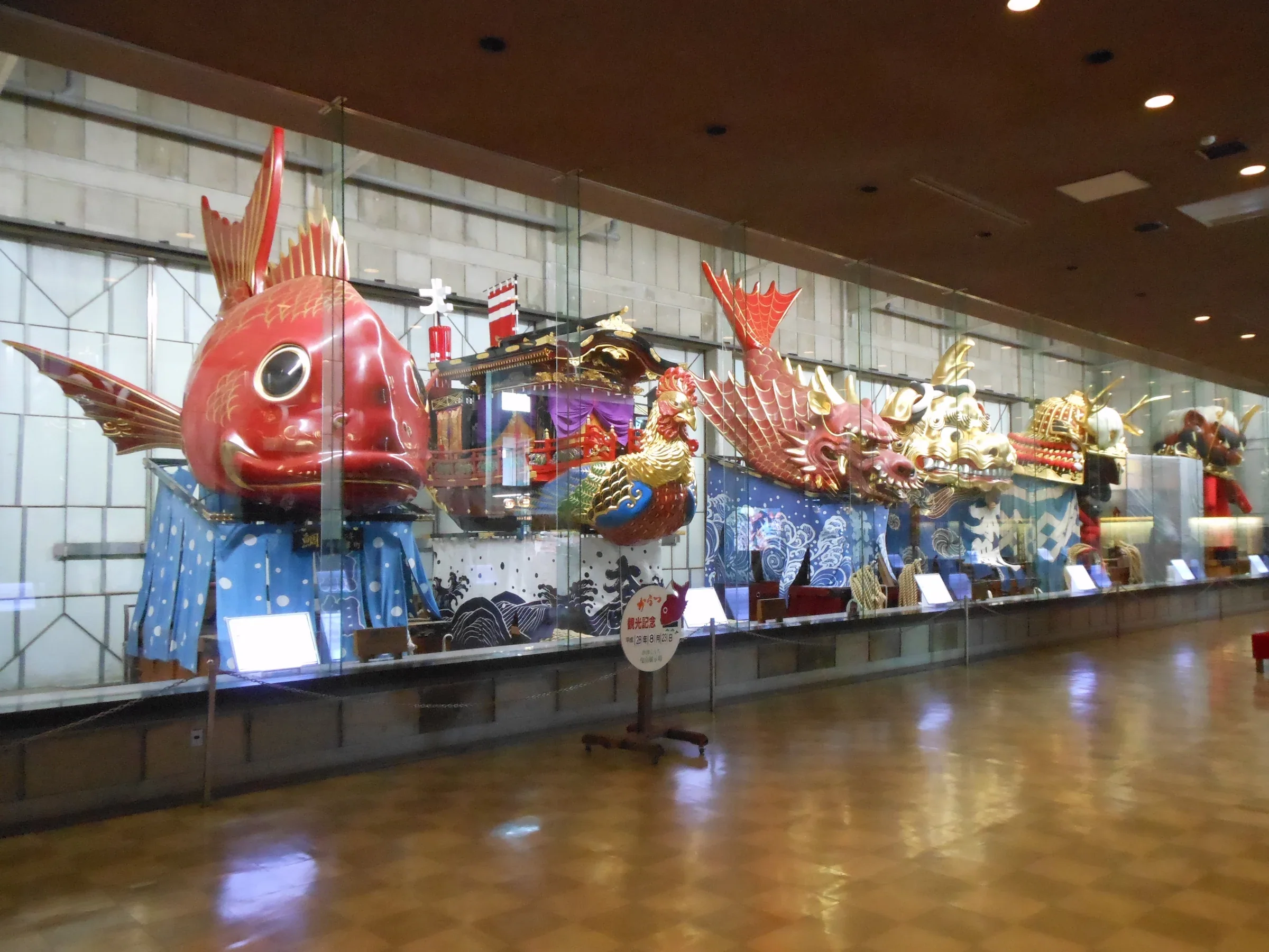 唐津くんち曳山展示場內色彩鮮明的曳山近景