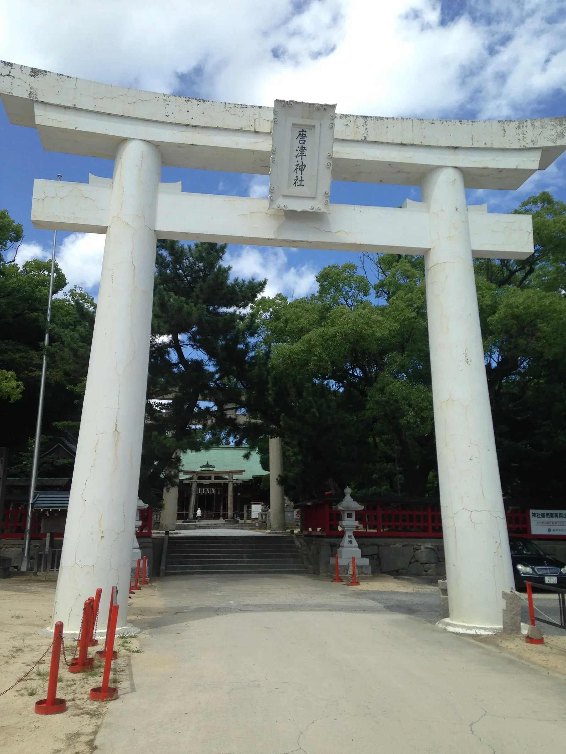 唐津神社白色表參道鳥居與通往境內的石路