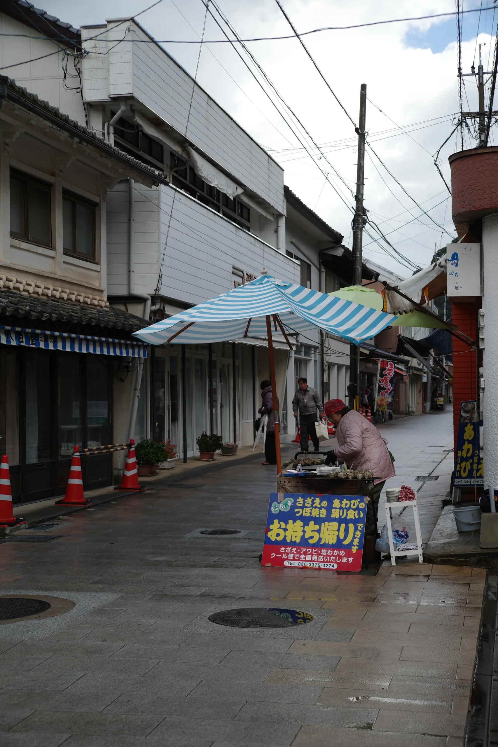 呼子朝市街道上的海產攤位與遮陽棚