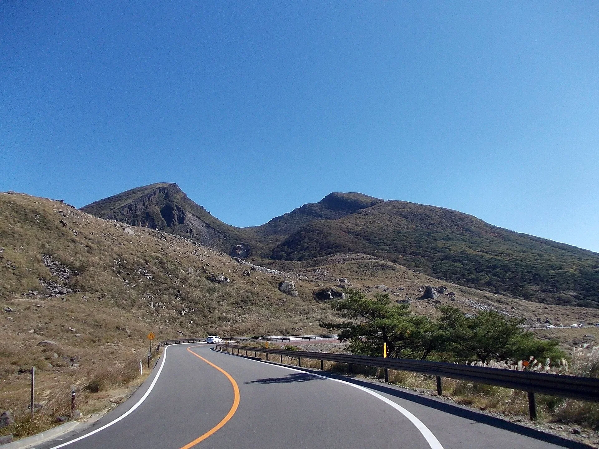 蝦野高原山路旁的草坡與火山山稜
