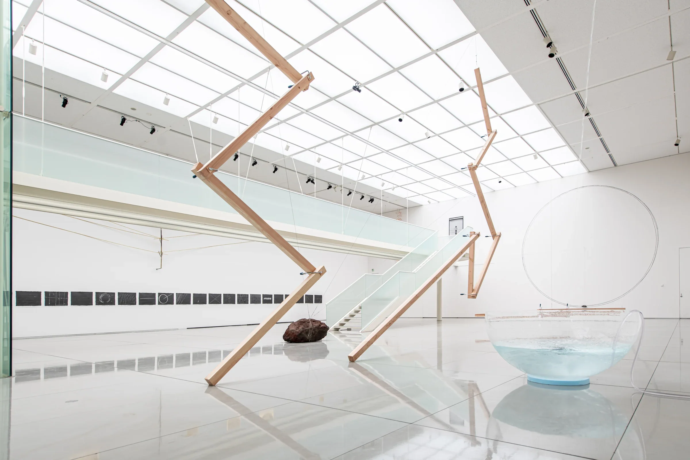霧島藝術之森室內展場中的植松奎二作品與白色展廳
