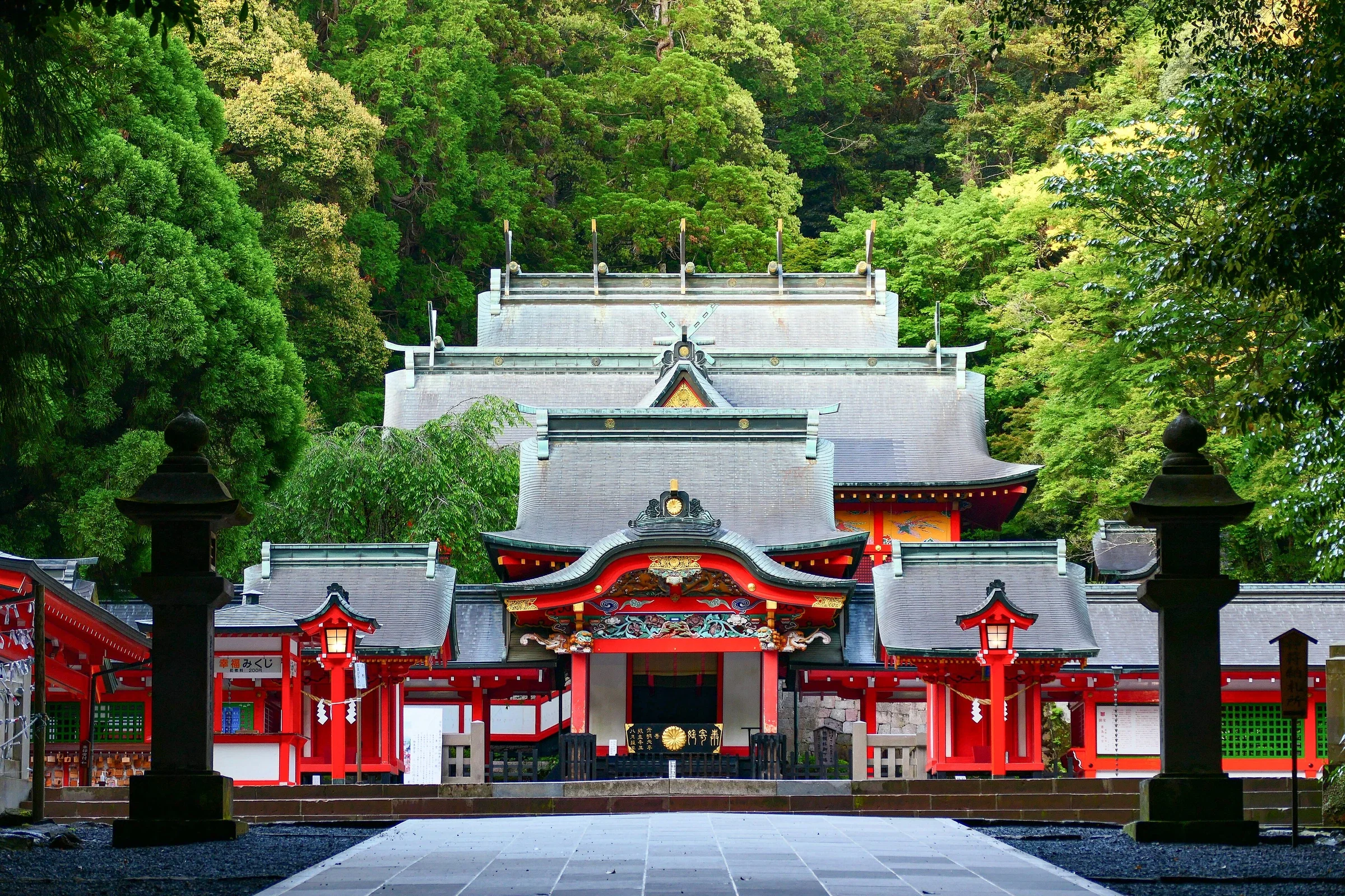霧島神宮正面社殿與前庭