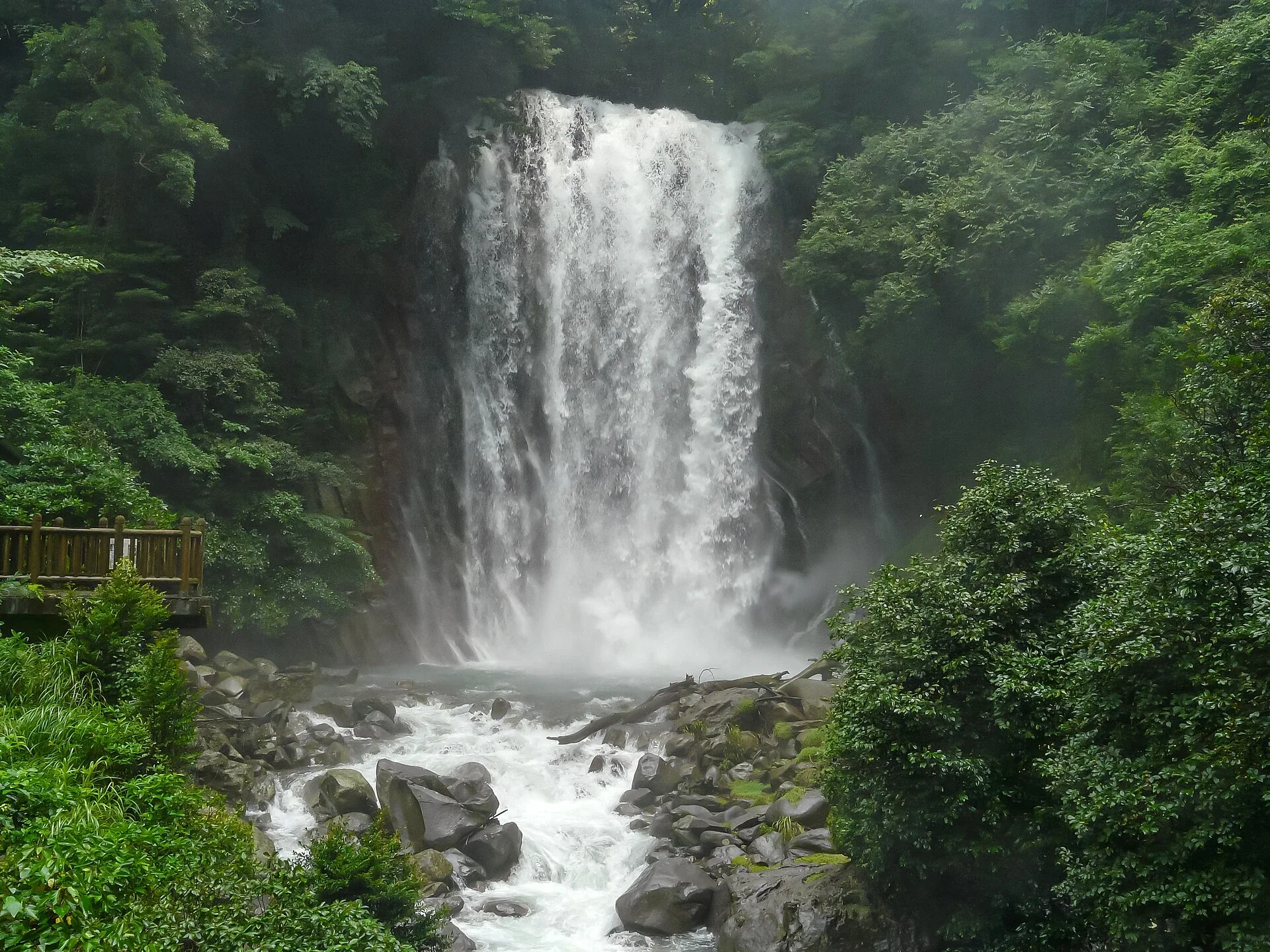 霧島市丸尾瀑布的白色水流與森林