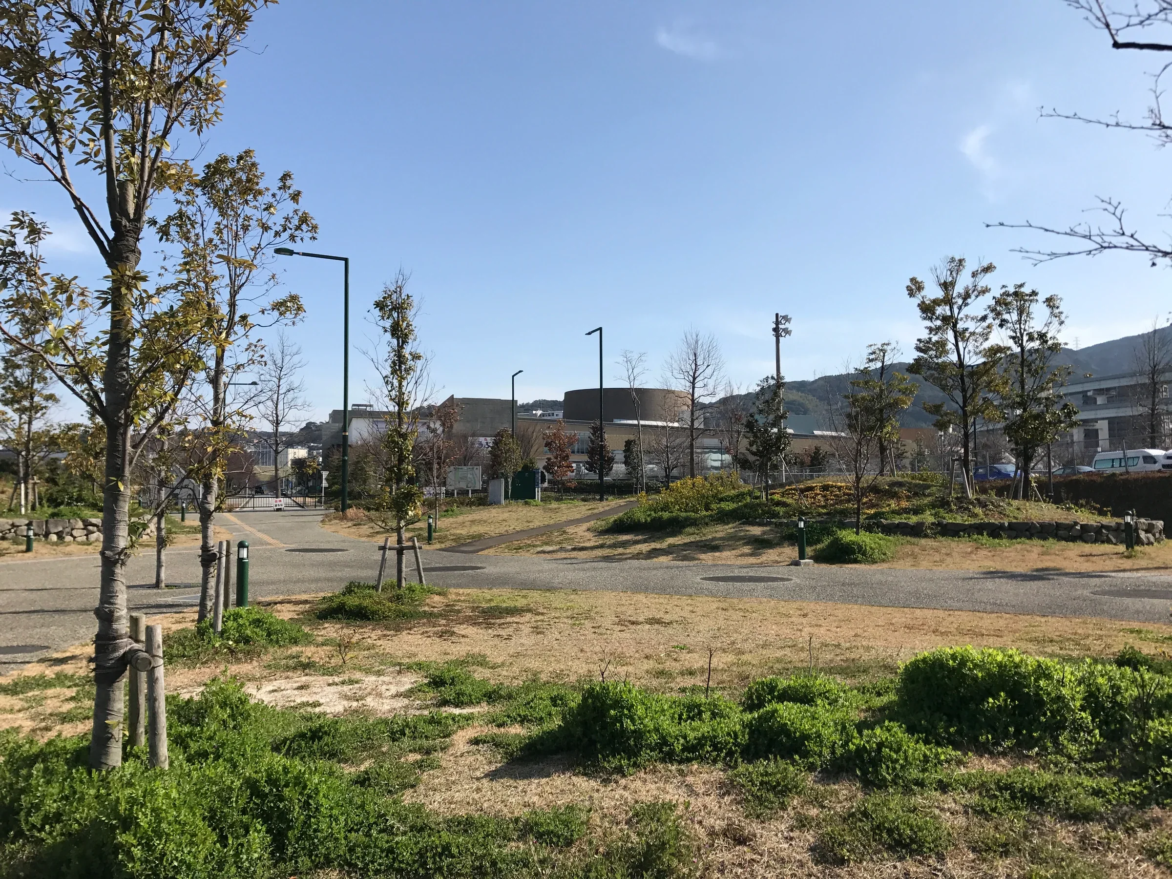 從太空世界站方向步行接近北九州市立自然史・歷史博物館，前方是東田綠地步道與館舍