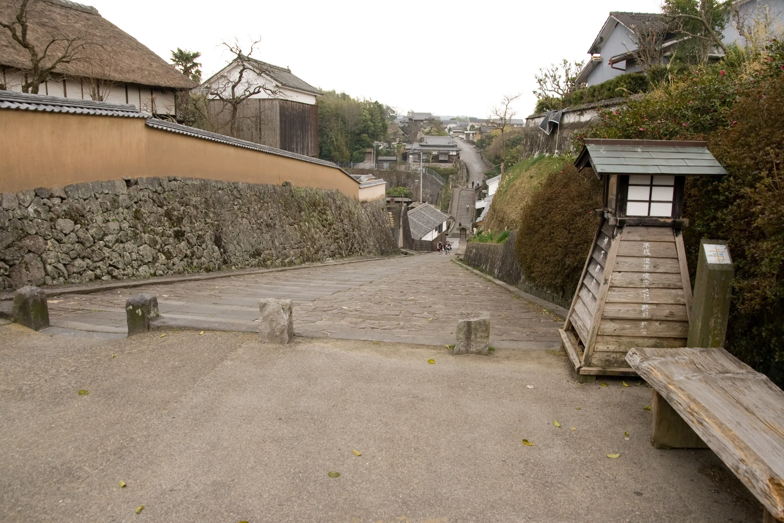 杵築城下町酢屋之坂與兩側石牆