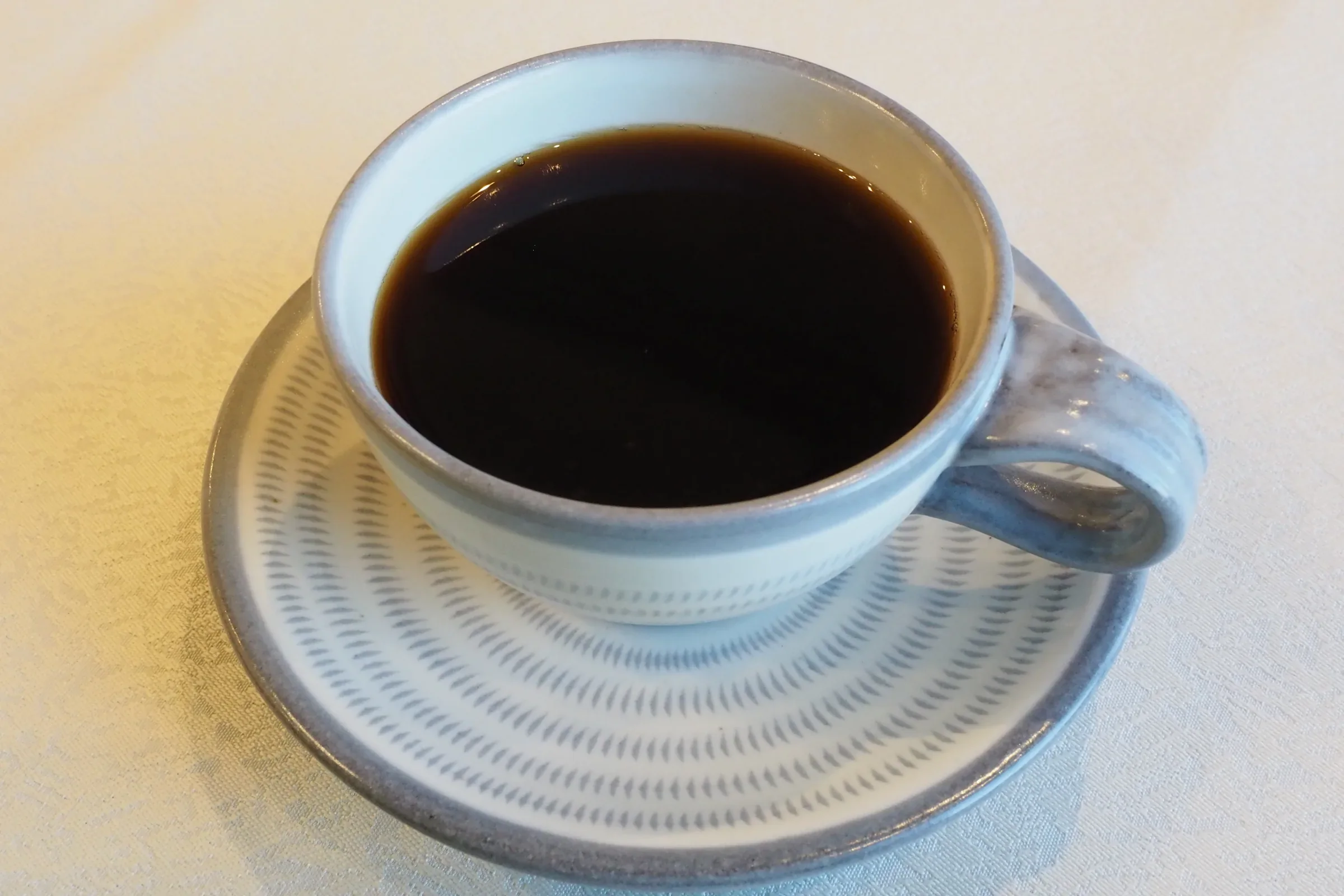 小石原燒上鶴窯咖啡杯與碟，杯身和碟面有規律的刻紋