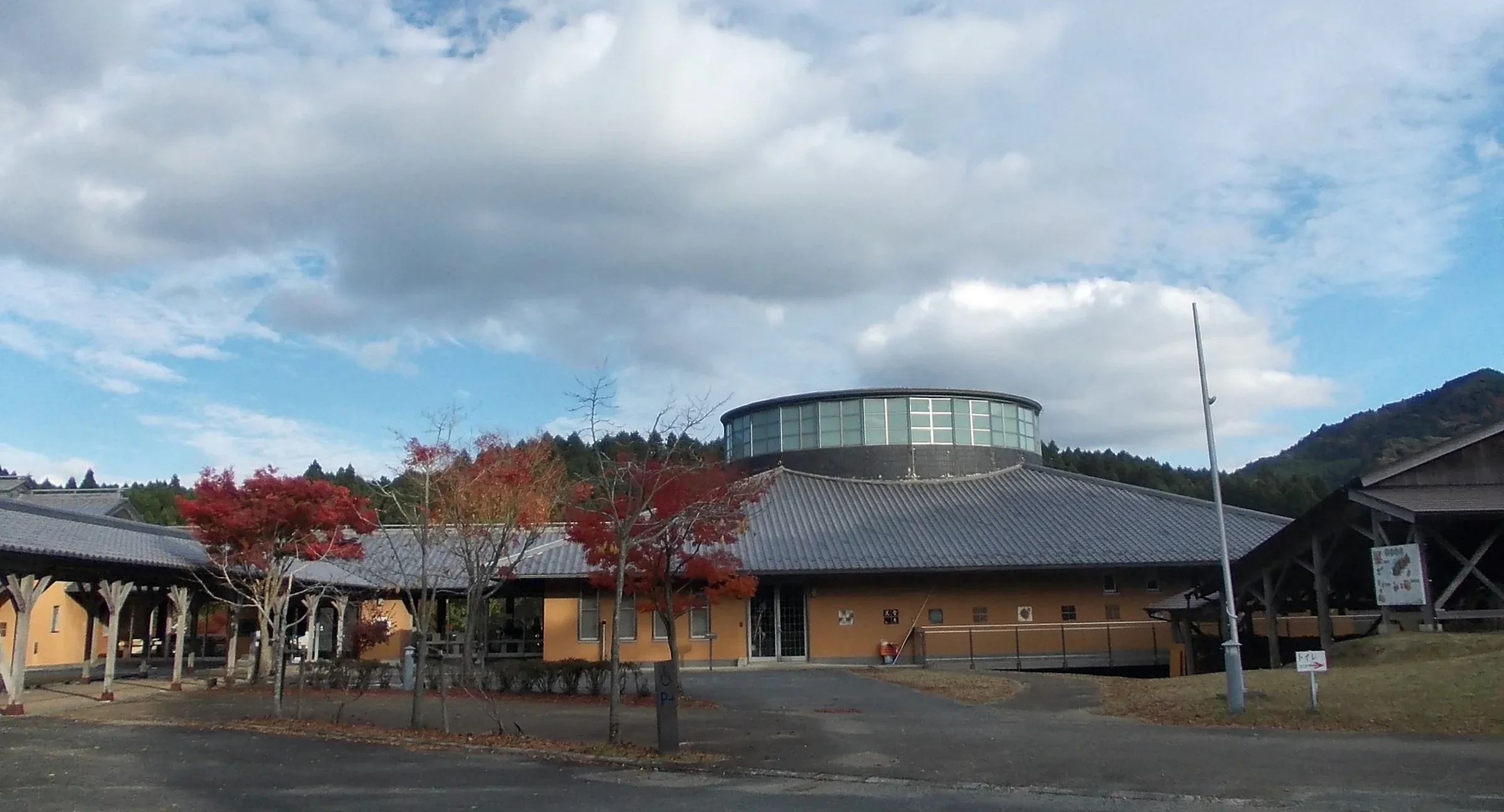 小石原燒傳統產業會館外觀與入口廣場