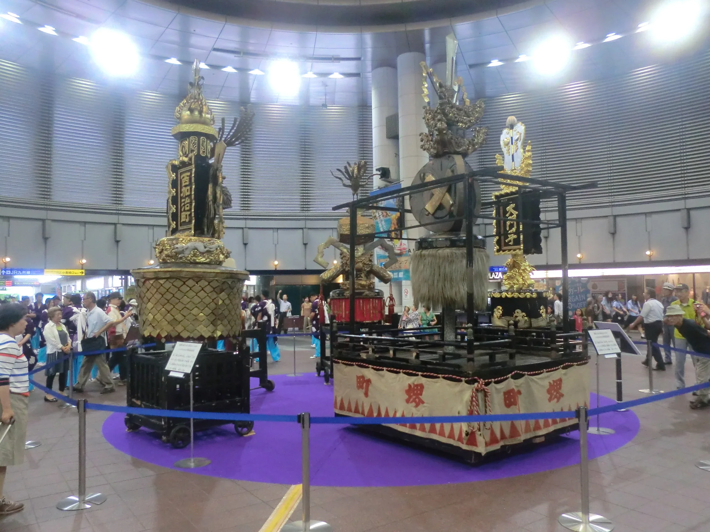 2008 年的小倉祇園祭山車在室內展示，木雕、垂布和金色裝飾清楚可見