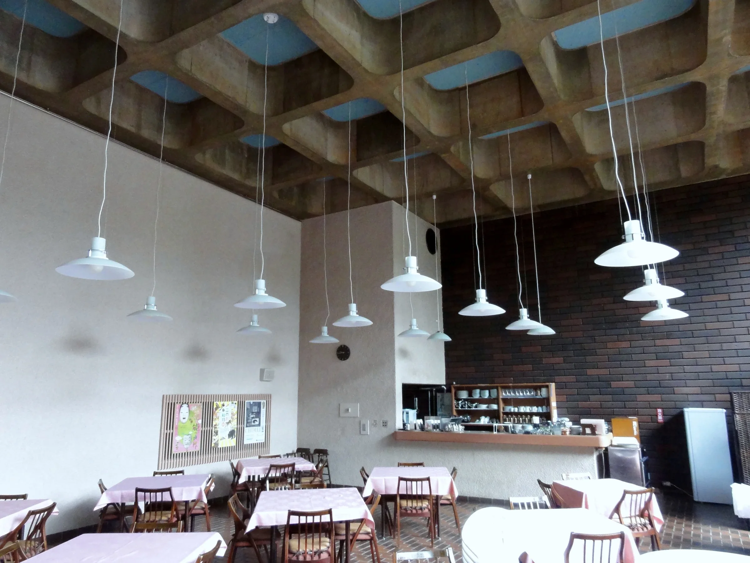 2015年7月熊本縣立美術館本館咖啡空間的桌椅、白色吊燈與櫃檯，非2026菜單或座位配置紀錄