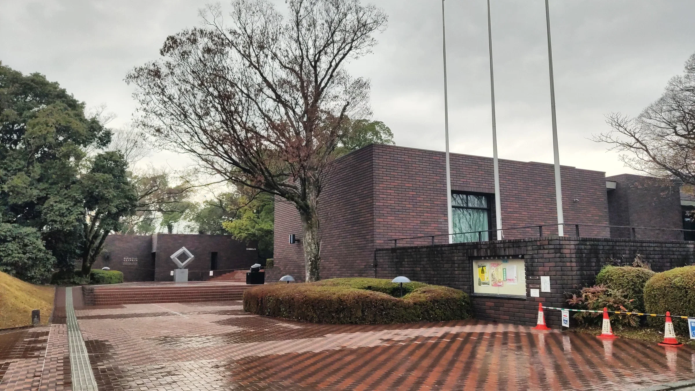 2021年熊本縣立美術館本館的紅褐色外牆與入口，非2026佛像特展展場