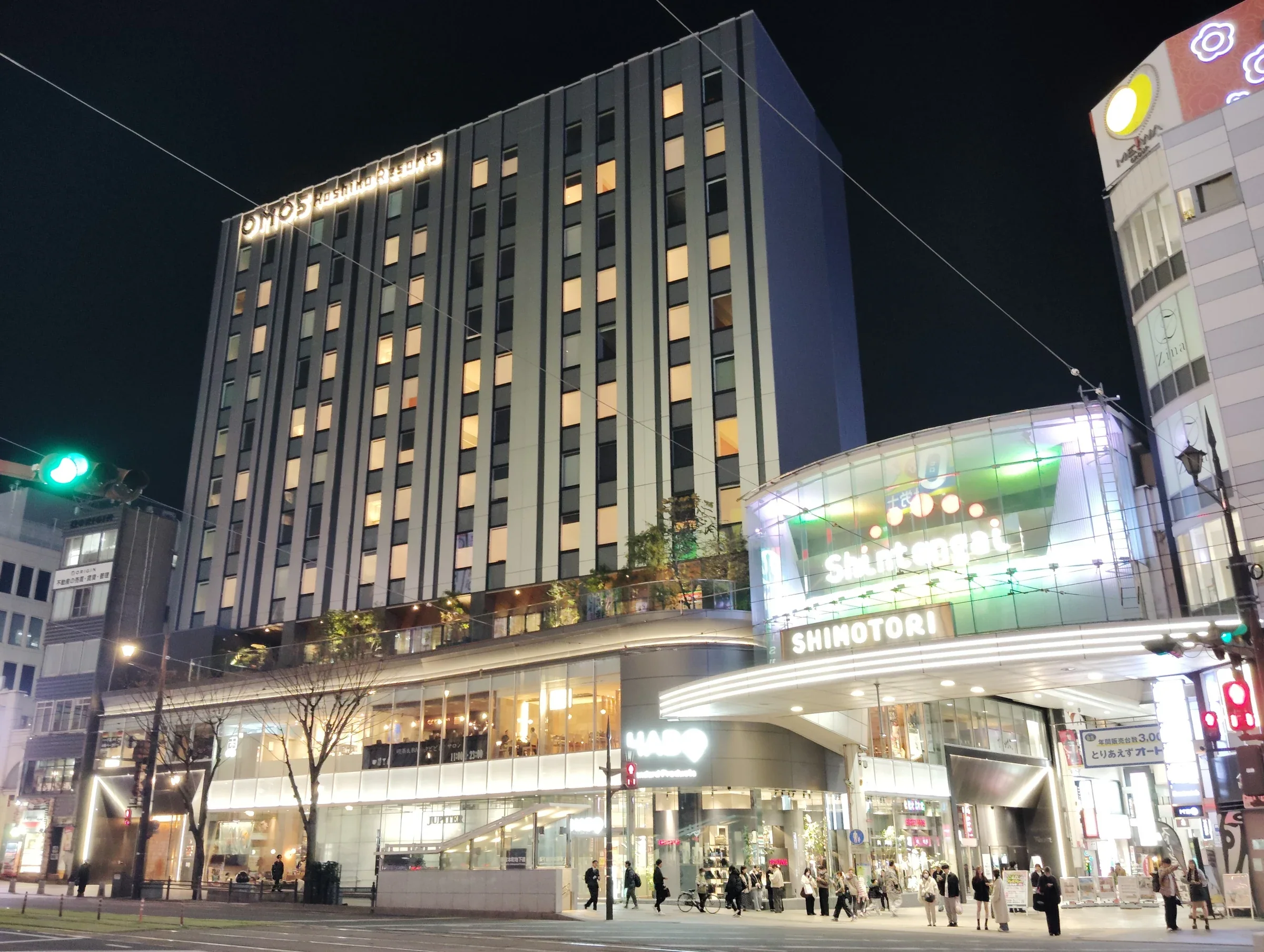 夜間新市街入口與下通GATE商業大樓相鄰的街景