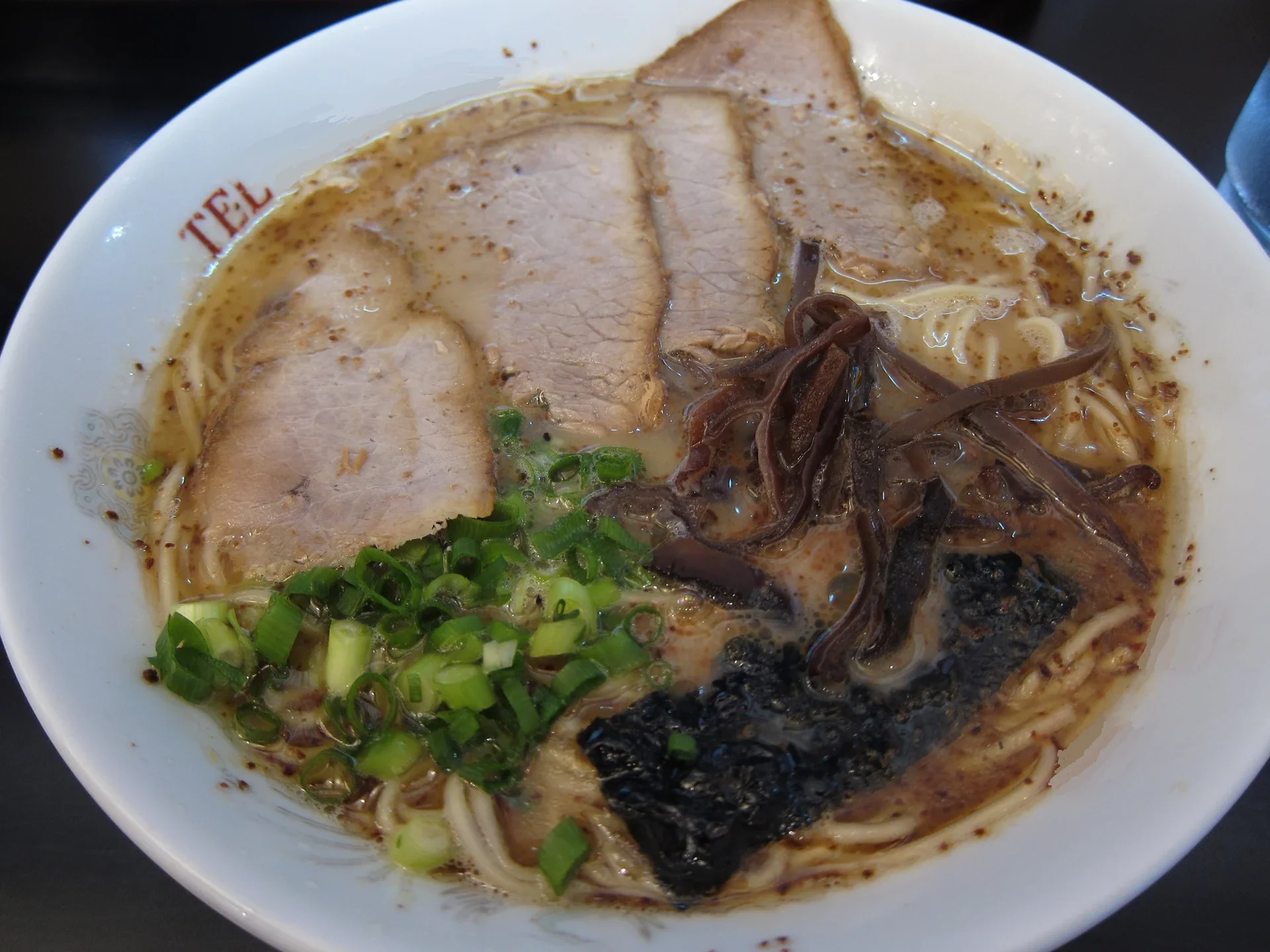 熊本風豚骨拉麵，配叉燒、木耳、蔥花與海苔