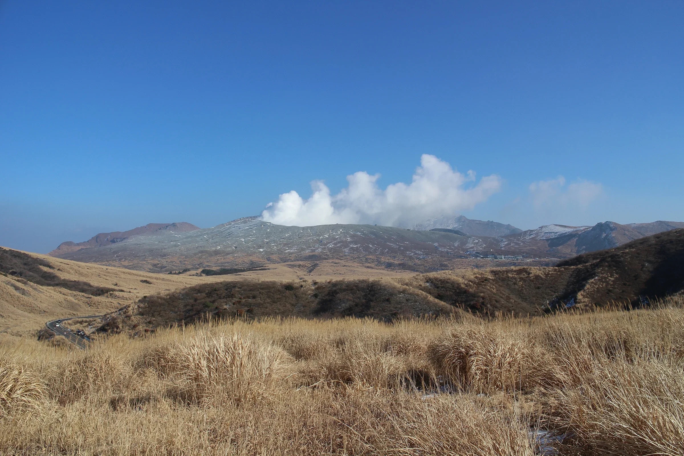 冬季草千里草原與遠處阿蘇山景