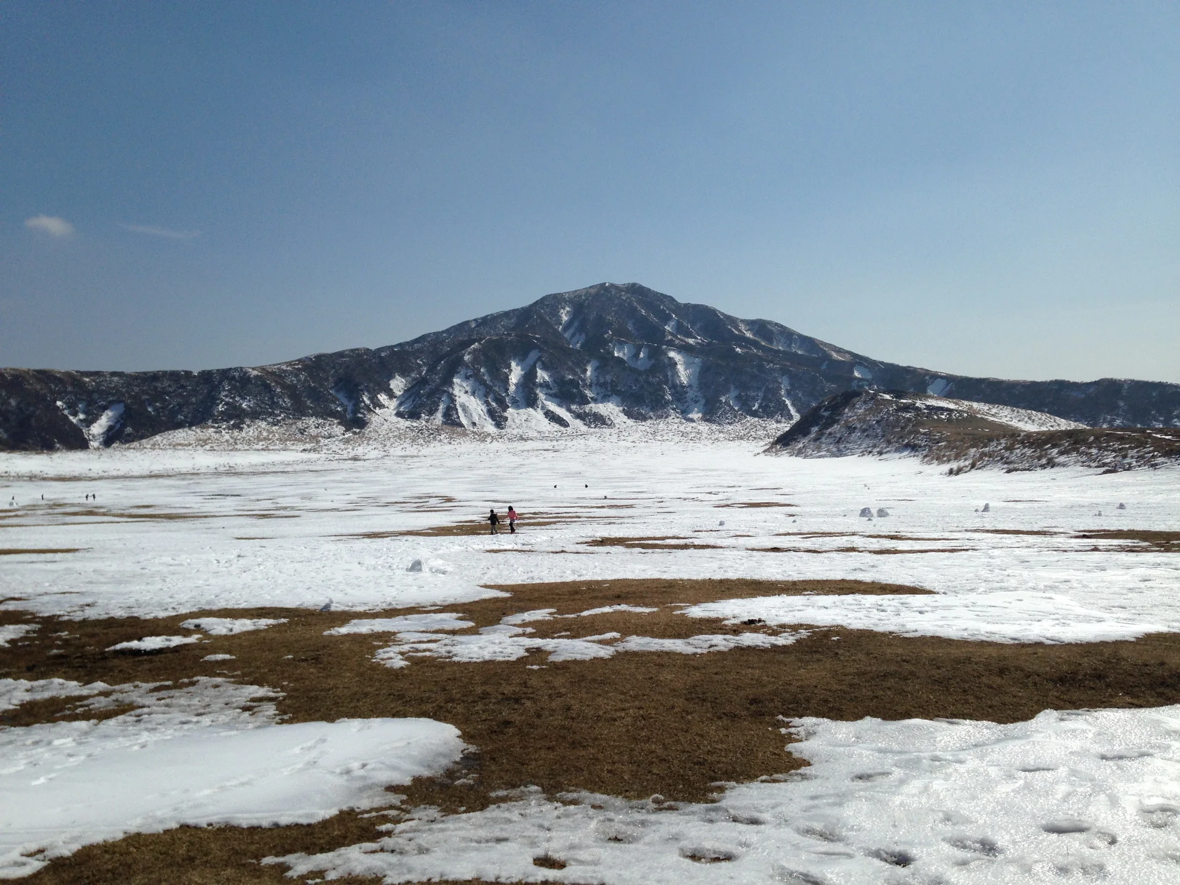 草千里與烏帽子岳的冬季雪景，2014 年拍攝