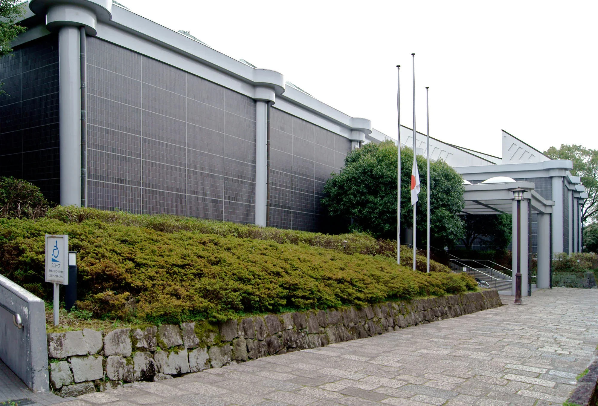熊本博物館北側外觀與入口方向步道