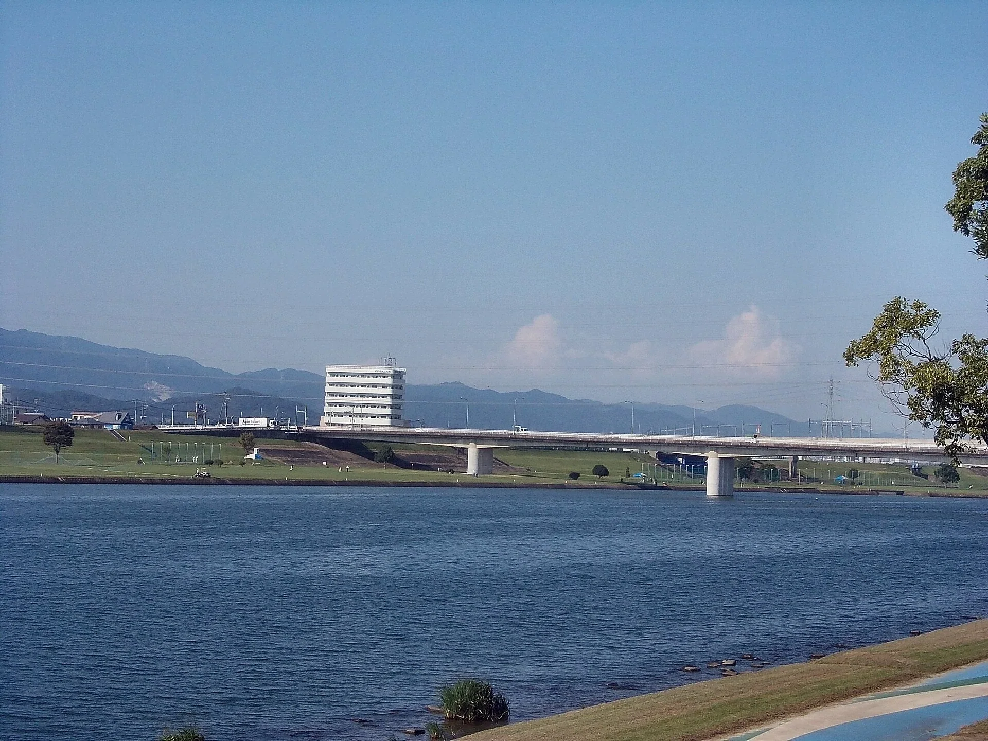 由久留米水天宮望向筑後川河道與沿岸堤防