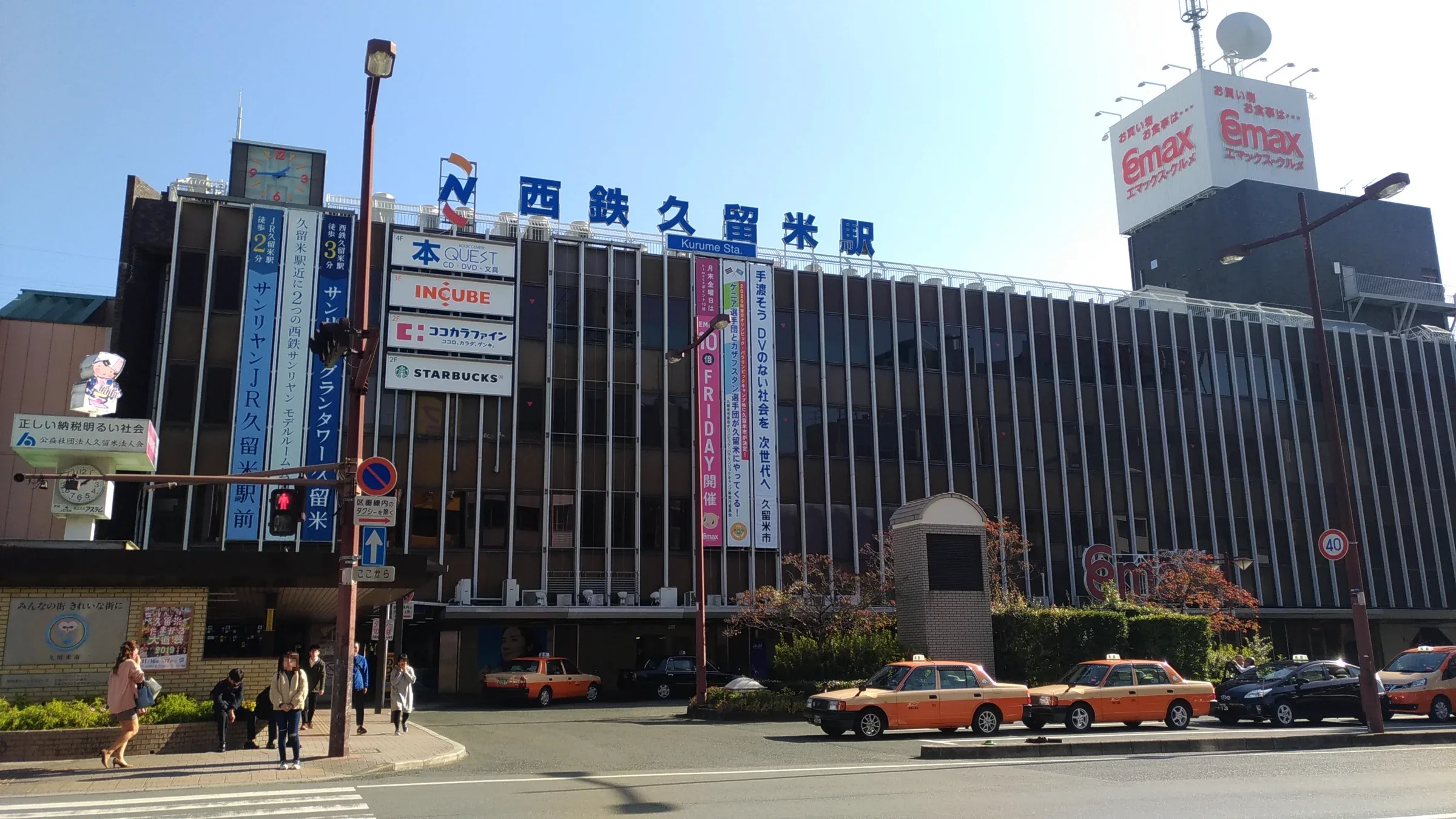 西鐵久留米站外觀與站前車道，站體上方可見西鐵久留米站字樣