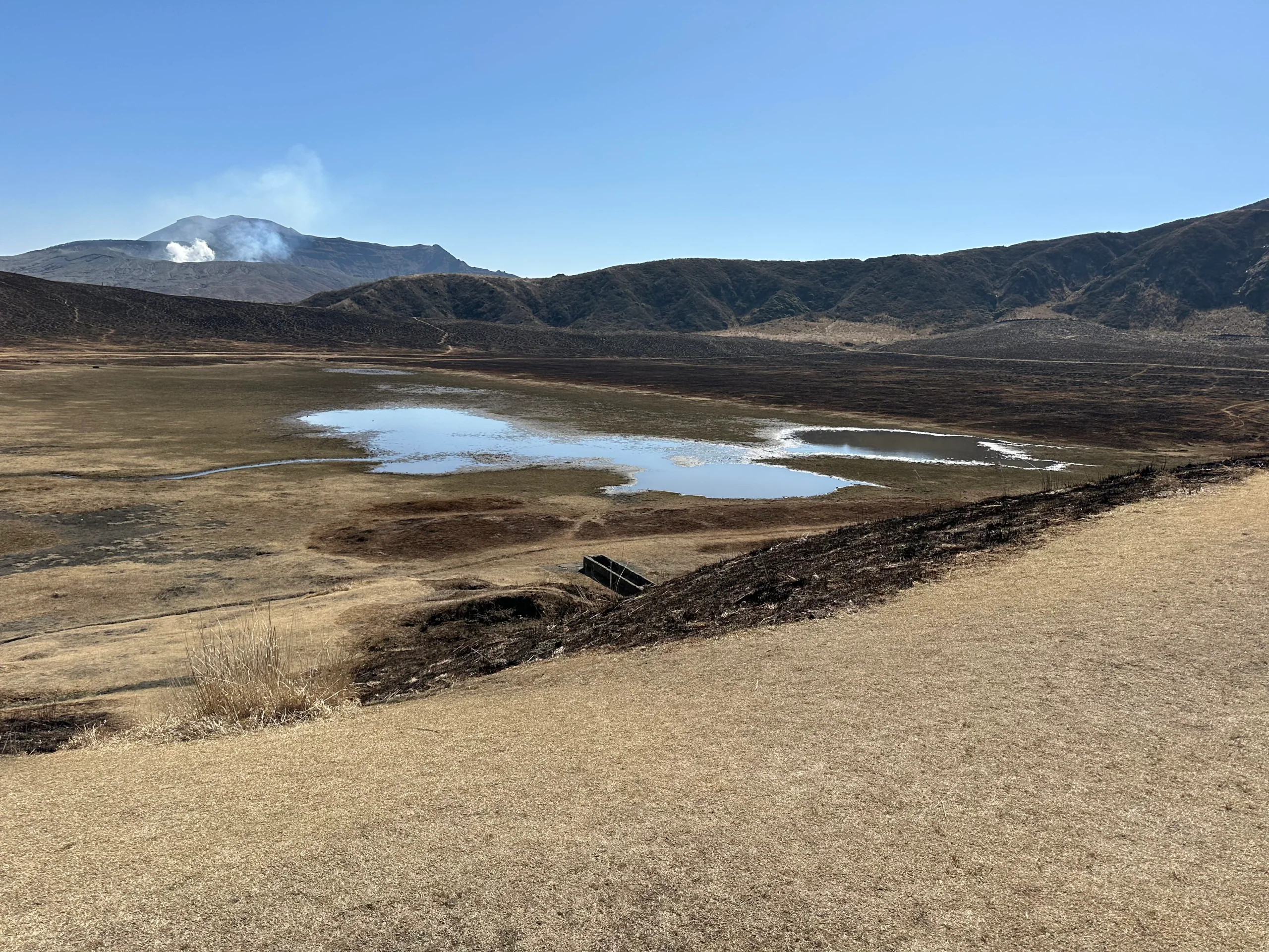 草千里草地上的池塘與阿蘇中岳遠景