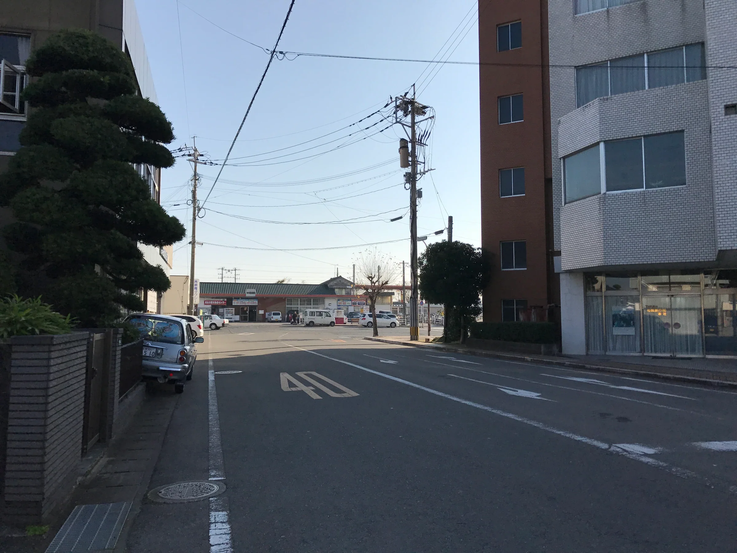 肥前鹿島站附近的車站前道路，街道盡頭可見肥前鹿島站建築