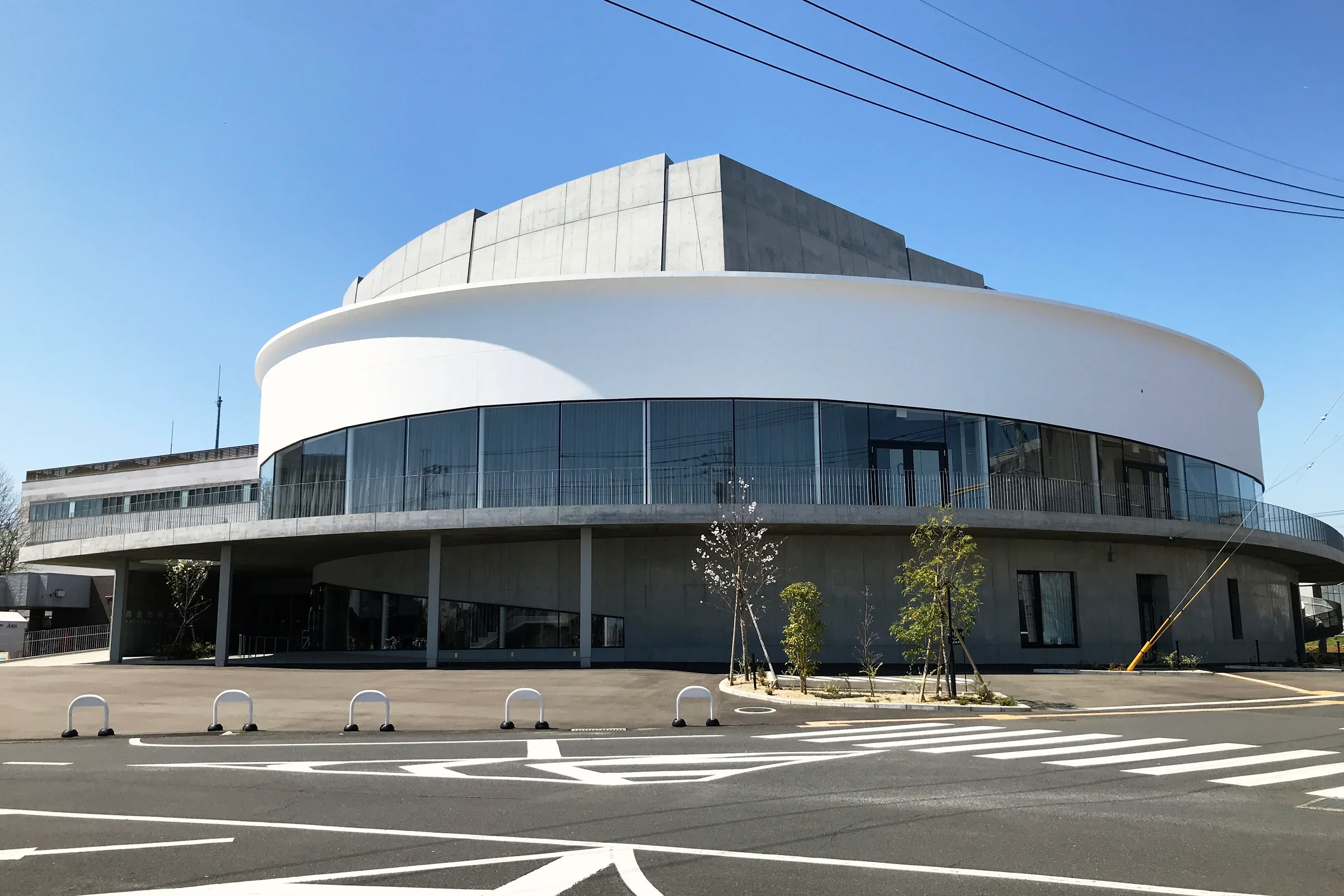 佐賀縣鹿島市民文化會館SAKURAS圓弧外牆與入口廣場，為九州地區民俗藝能大會舉辦場地