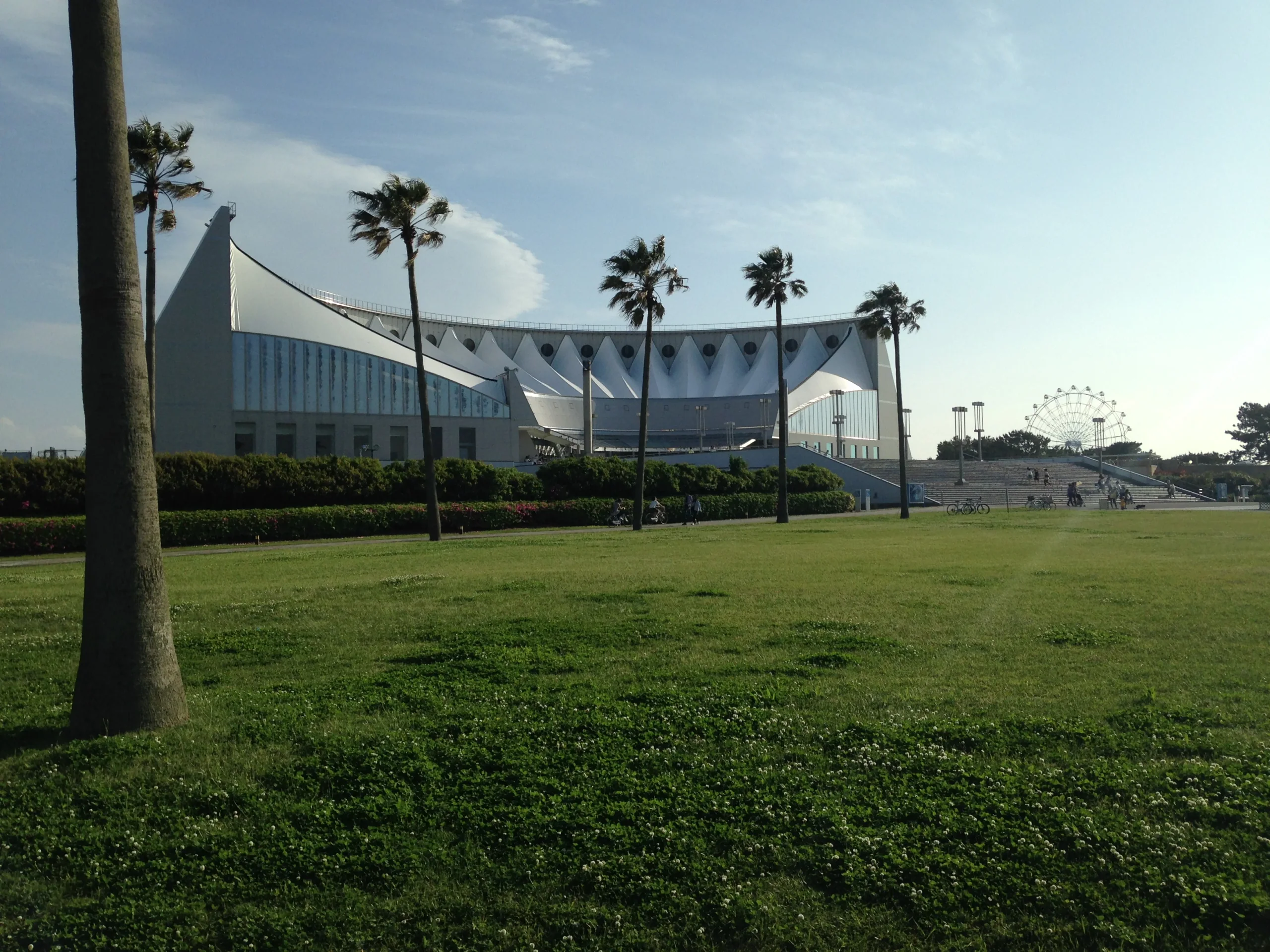Marine World海之中道水族館側面外觀與前方草坪