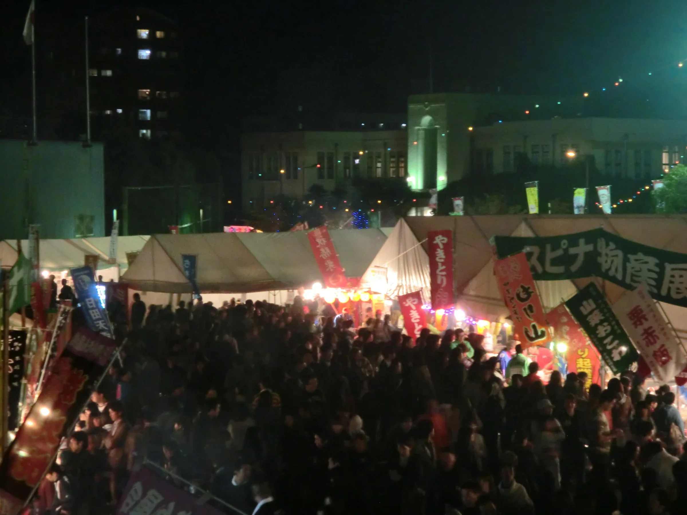 2008 年起業祭的物產展帳篷與夜間燈光，攤位和人流延伸在八幡街區