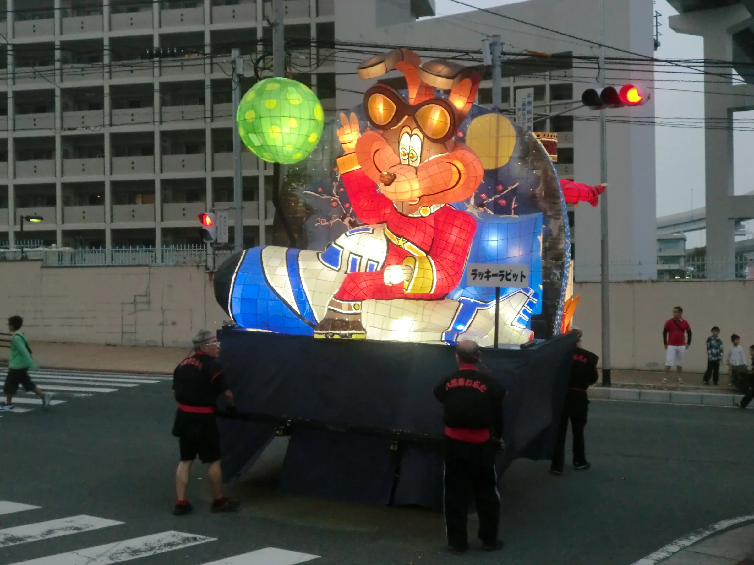 起業祭中的八幡東睡魔燈車（ねぶた），燈車在街區夜色中亮起