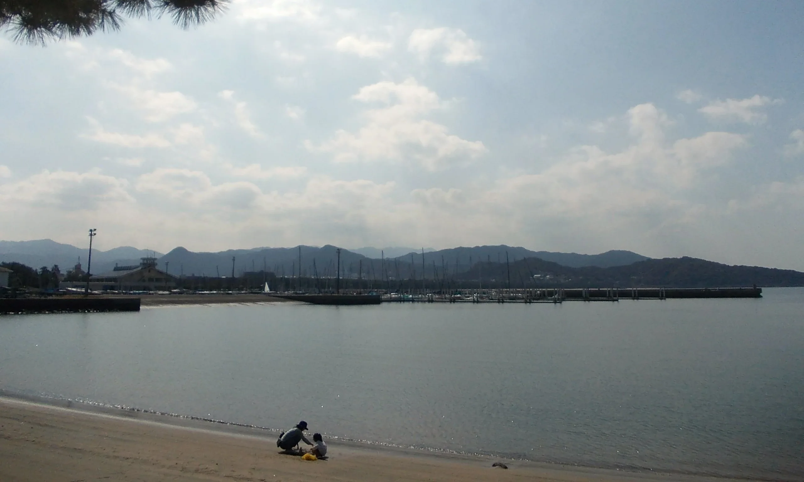 小戶公園旁的小戶遊艇港與海岸