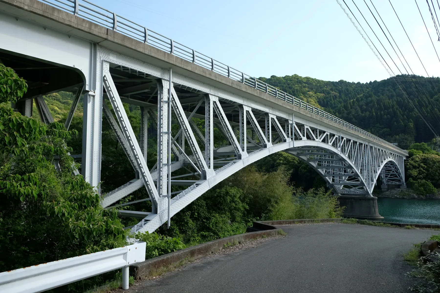 美々津橋橫跨耳川，橋梁兩端連接河岸街區與道路