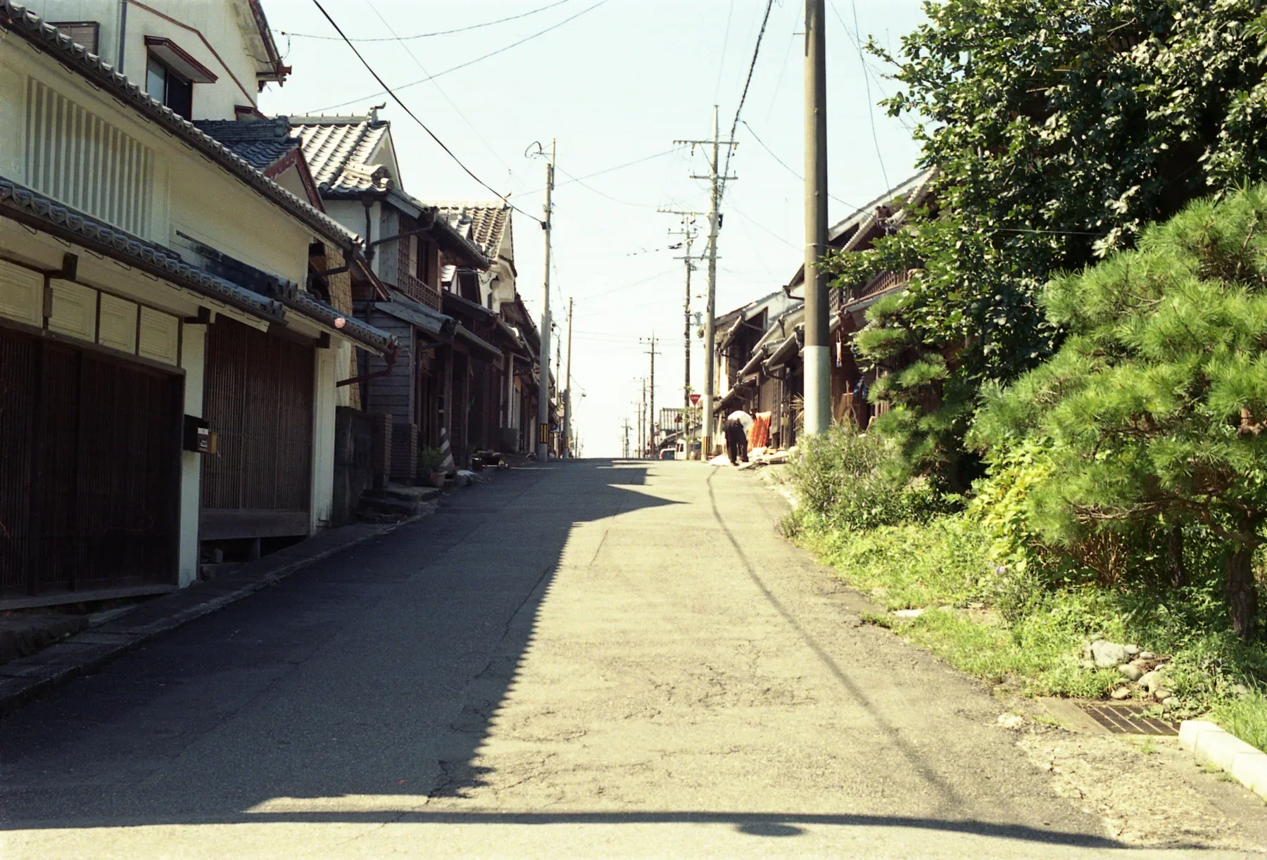 美々津老街的傳統木造町家沿著窄街相連，路面延伸至街區深處