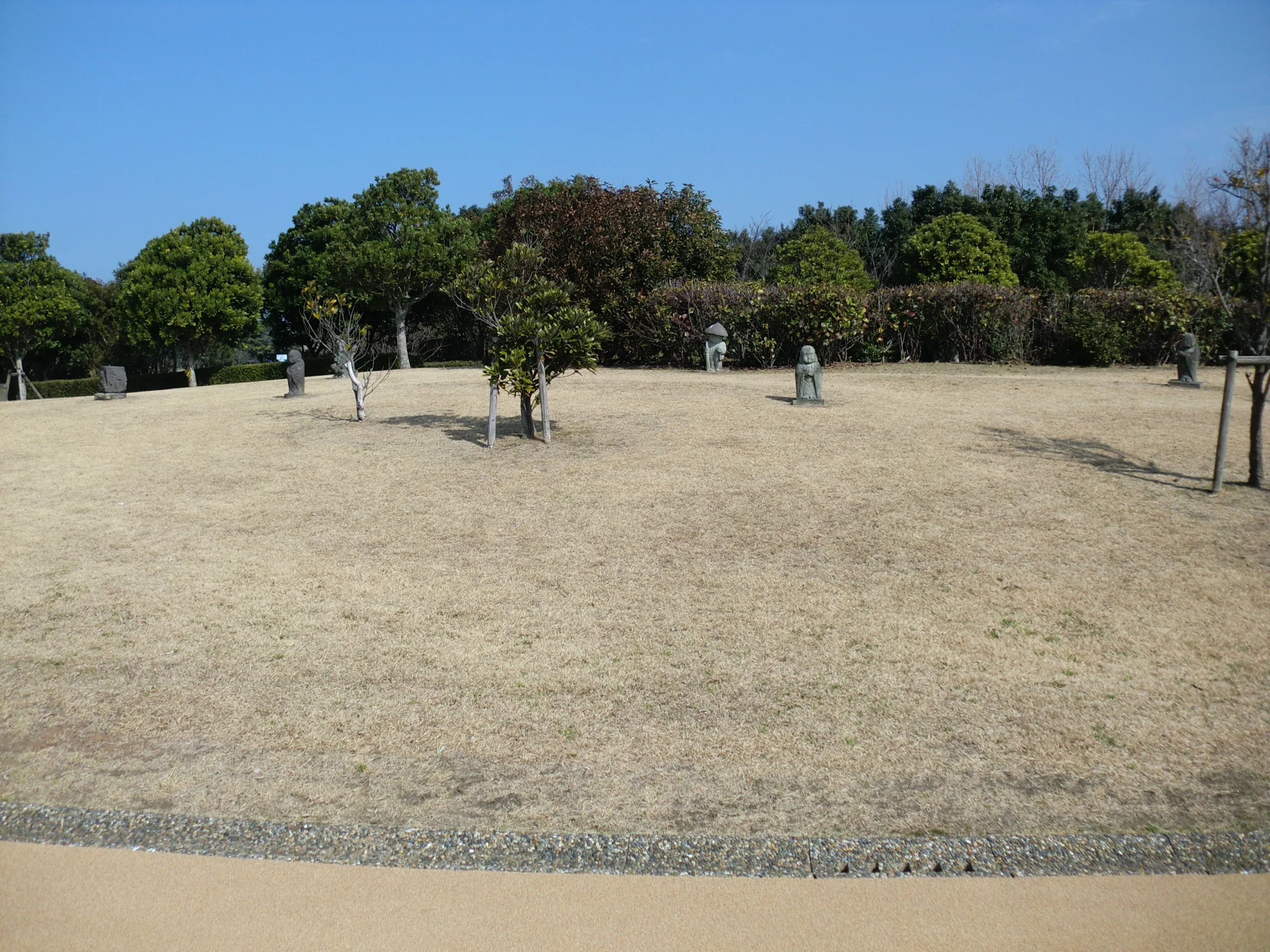 水俁灣生態公園親水園區草地與石像