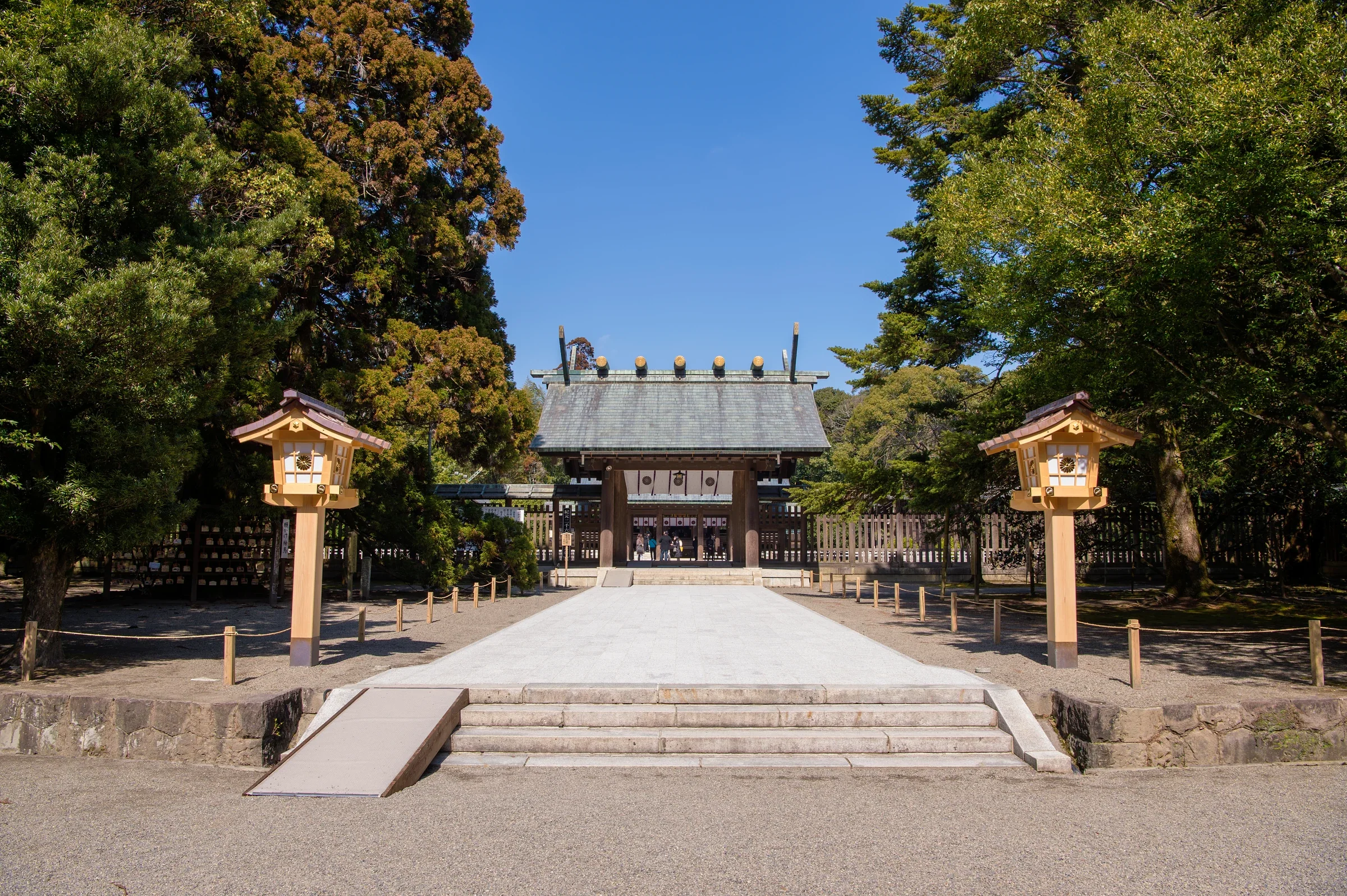 宮崎神宮拜殿正面，入口前廣場兩側有燈籠與樹林