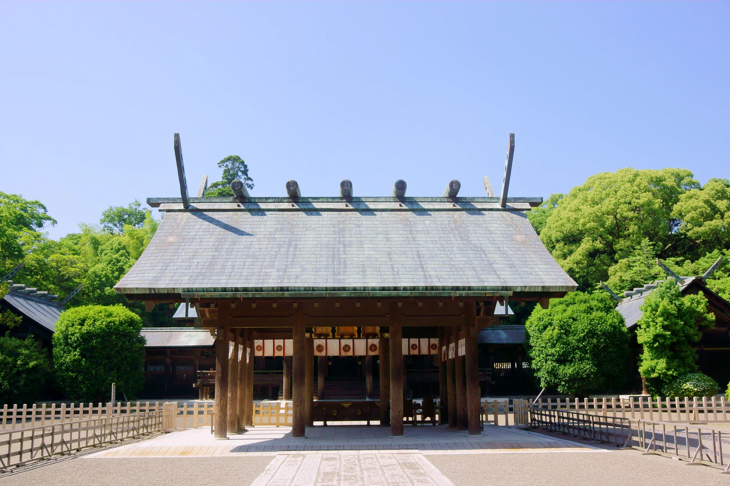 日間的宮崎神宮入口與拜殿，參道前方留有開闊步行空間