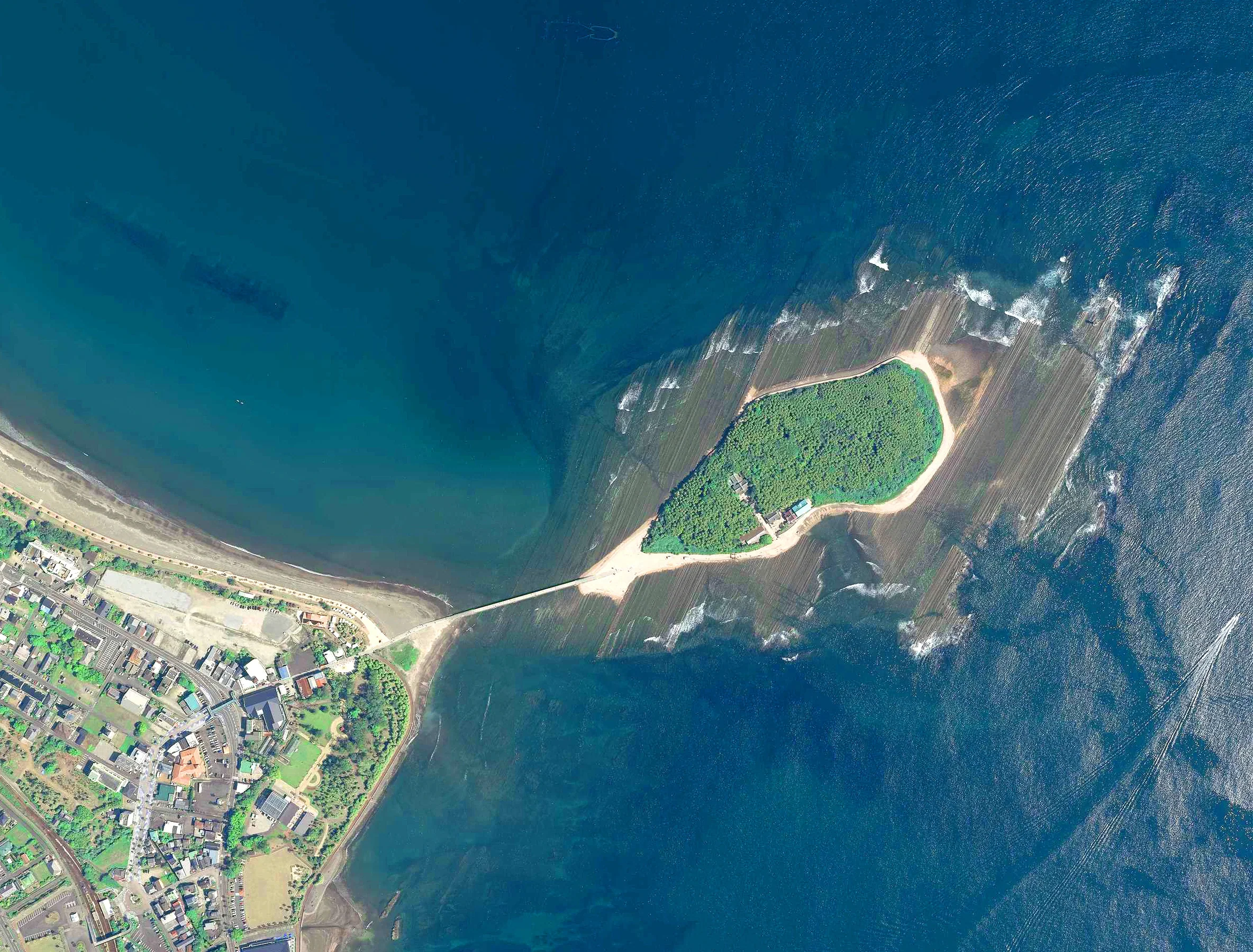 青島島、連接海岸的沙洲與周邊海岸線航空影像