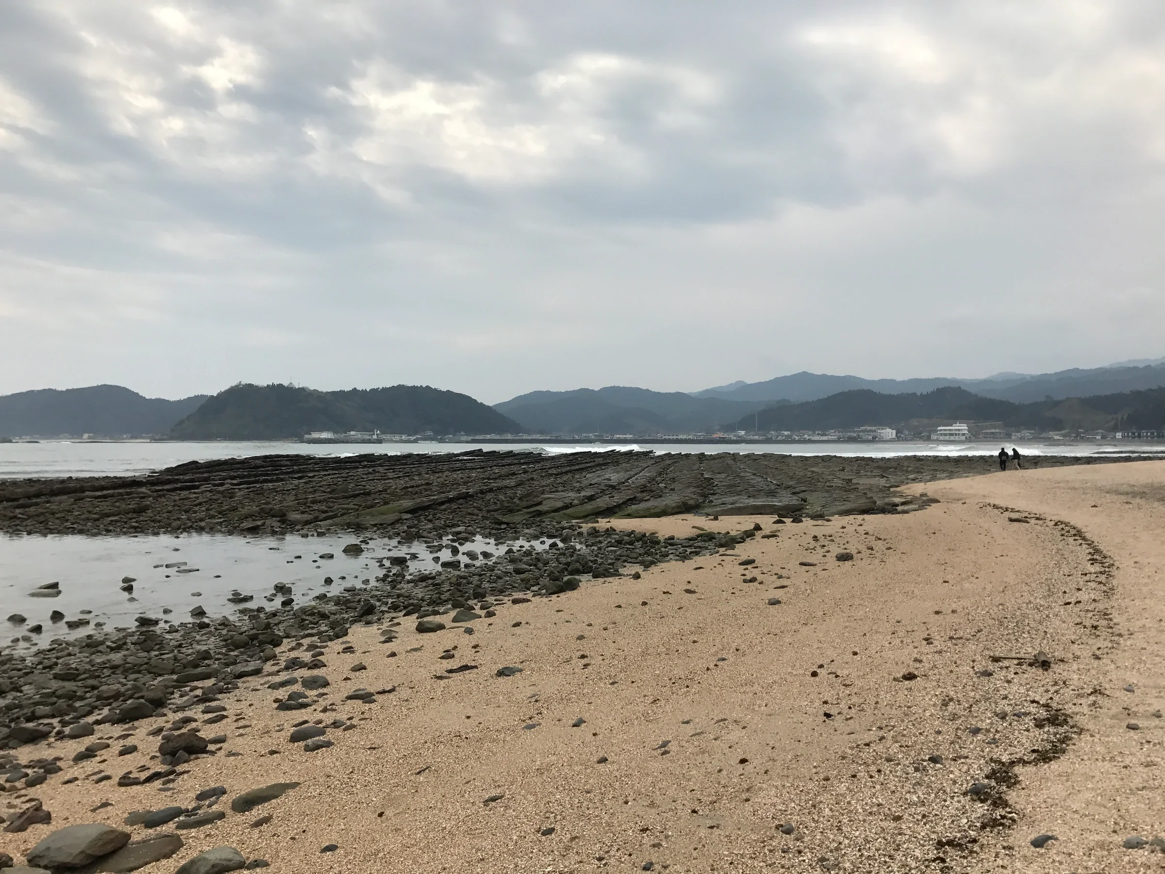 青島海岸的鬼之洗衣板岩層與沙灘