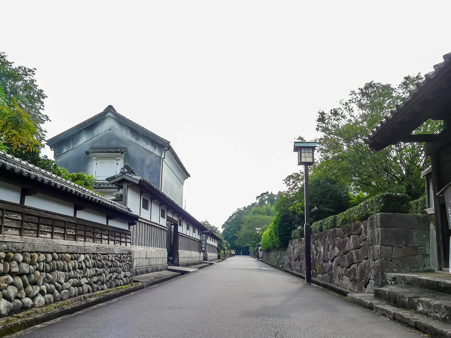 飫肥城下町橫馬場通的石牆與傳統屋舍